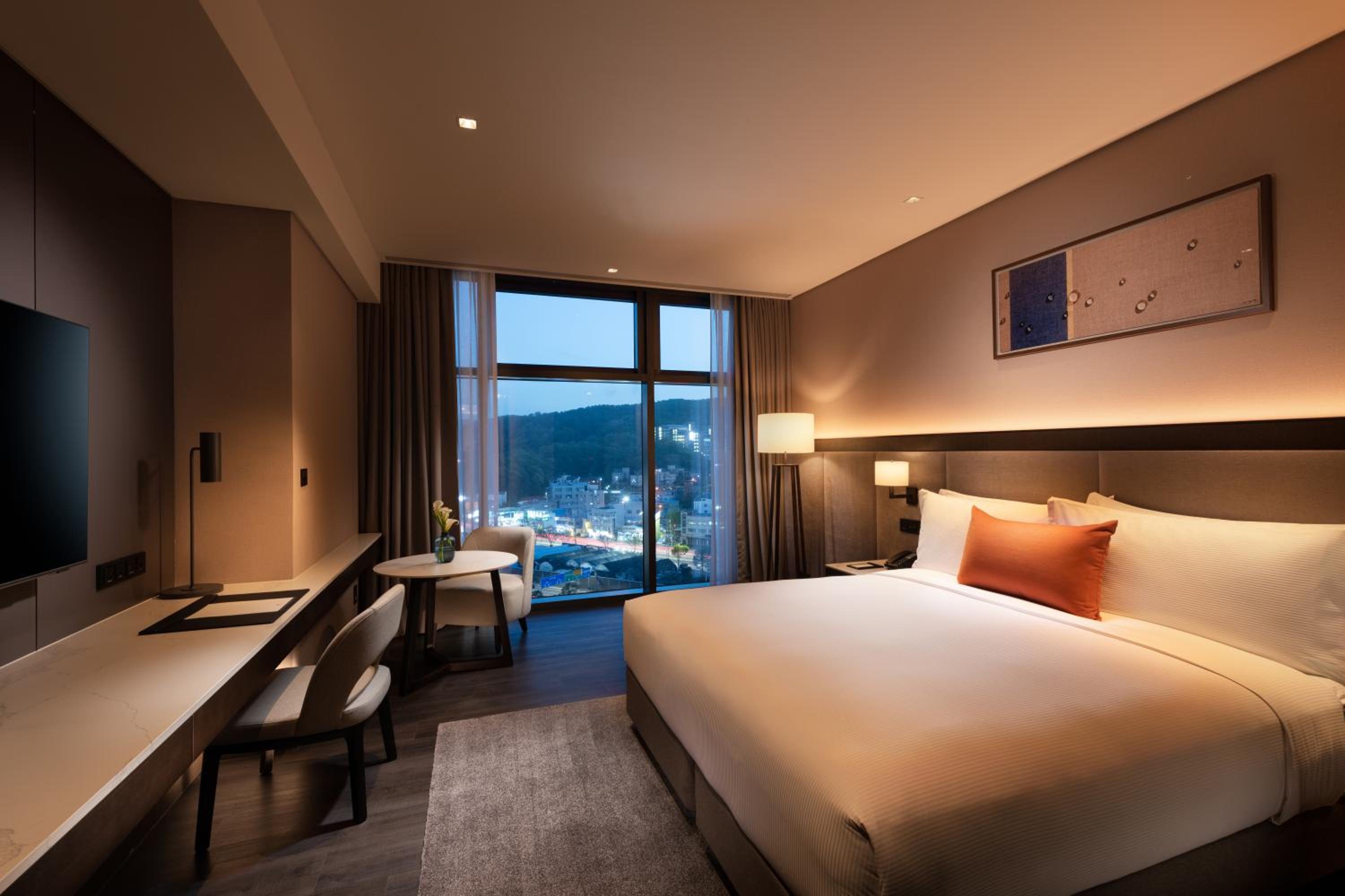 King Guest Room - Photo 5