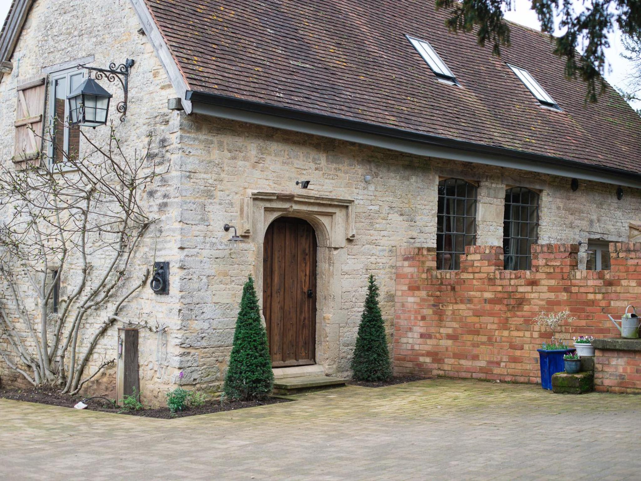 Five-Bedroom House photo 3