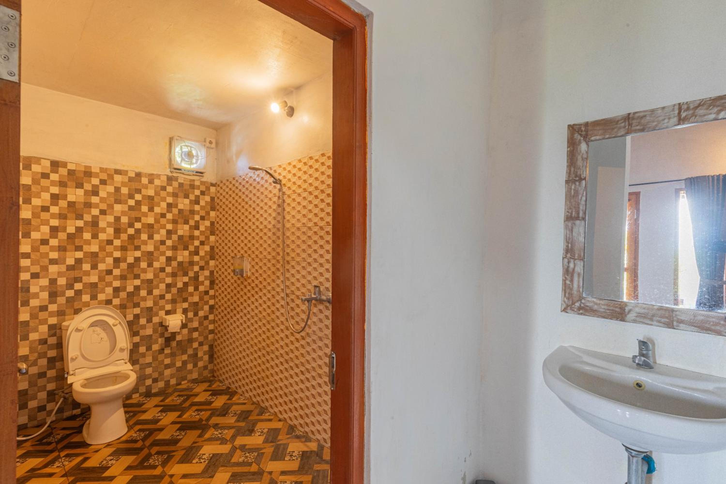 Deluxe Double Room (2 Adults + 1 Child) - Photo 42