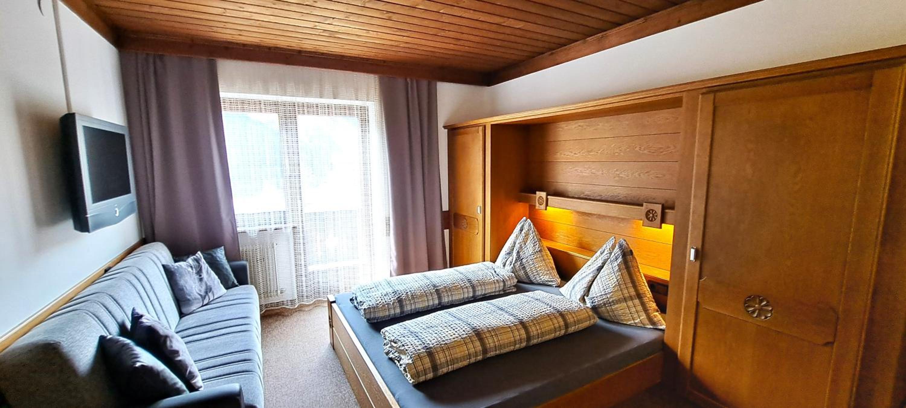 Four-Bedroom Apartment with Mountain View photo 1