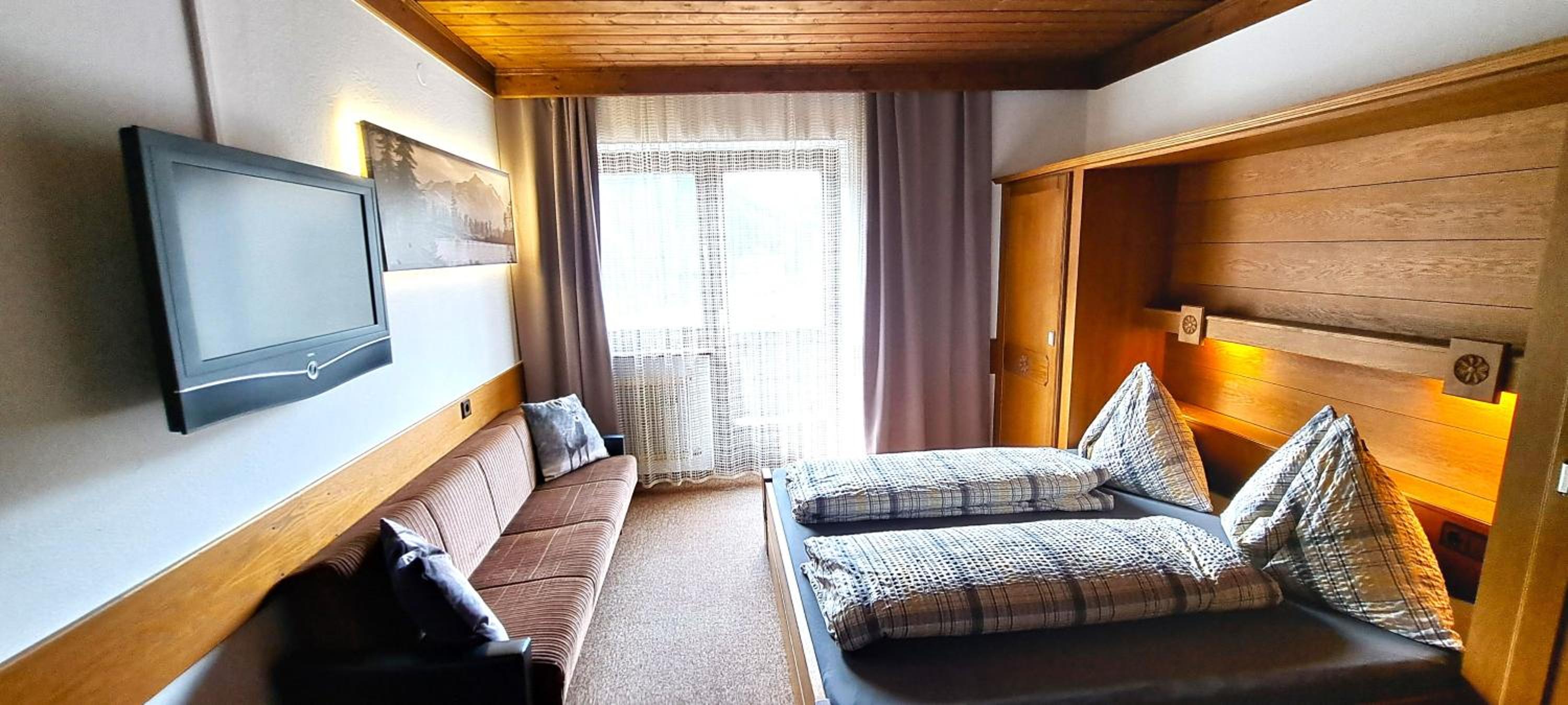 Four-Bedroom Apartment with Mountain View photo 3