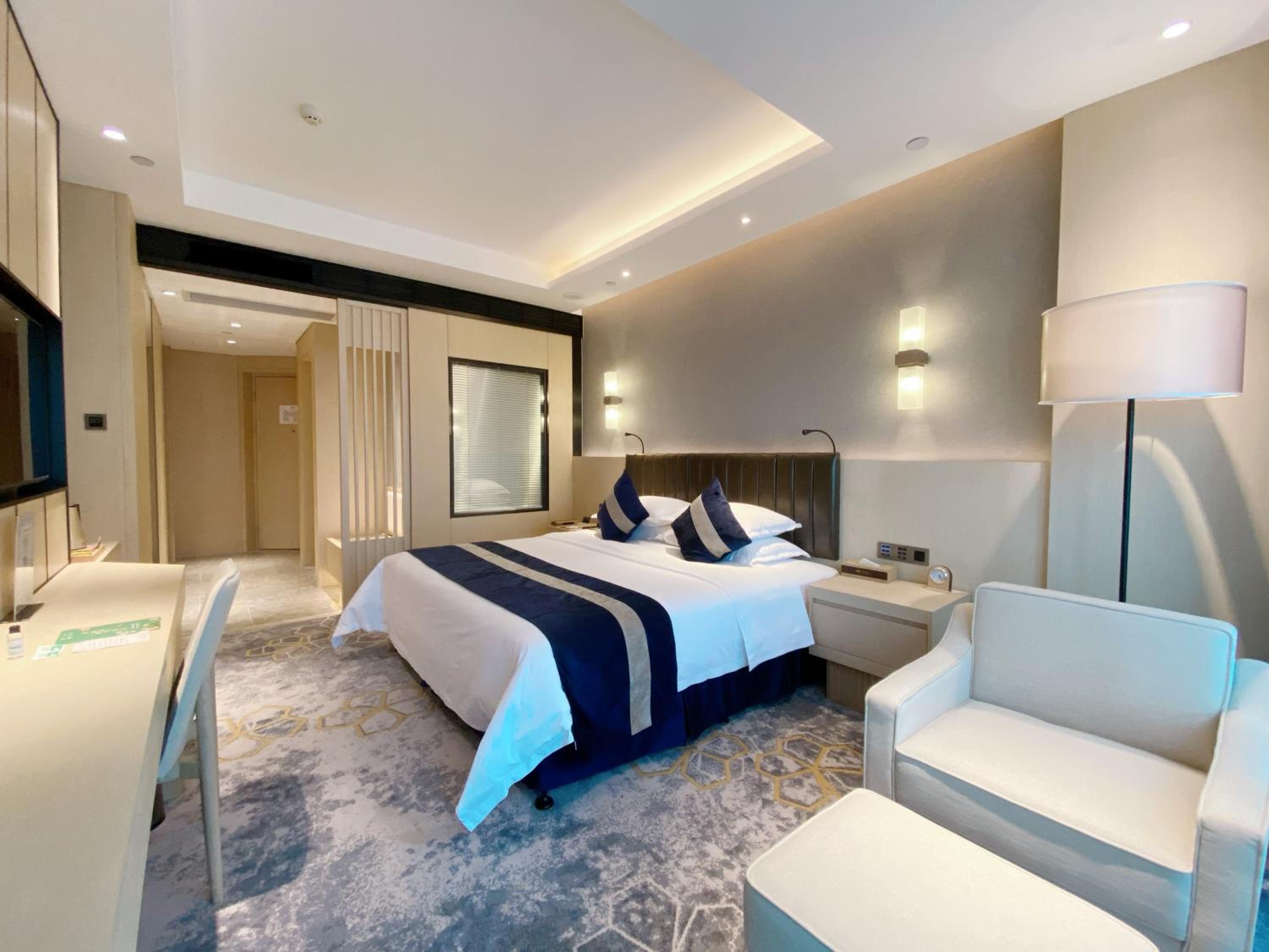 Deluxe King Room with City View - Smoking photo 3