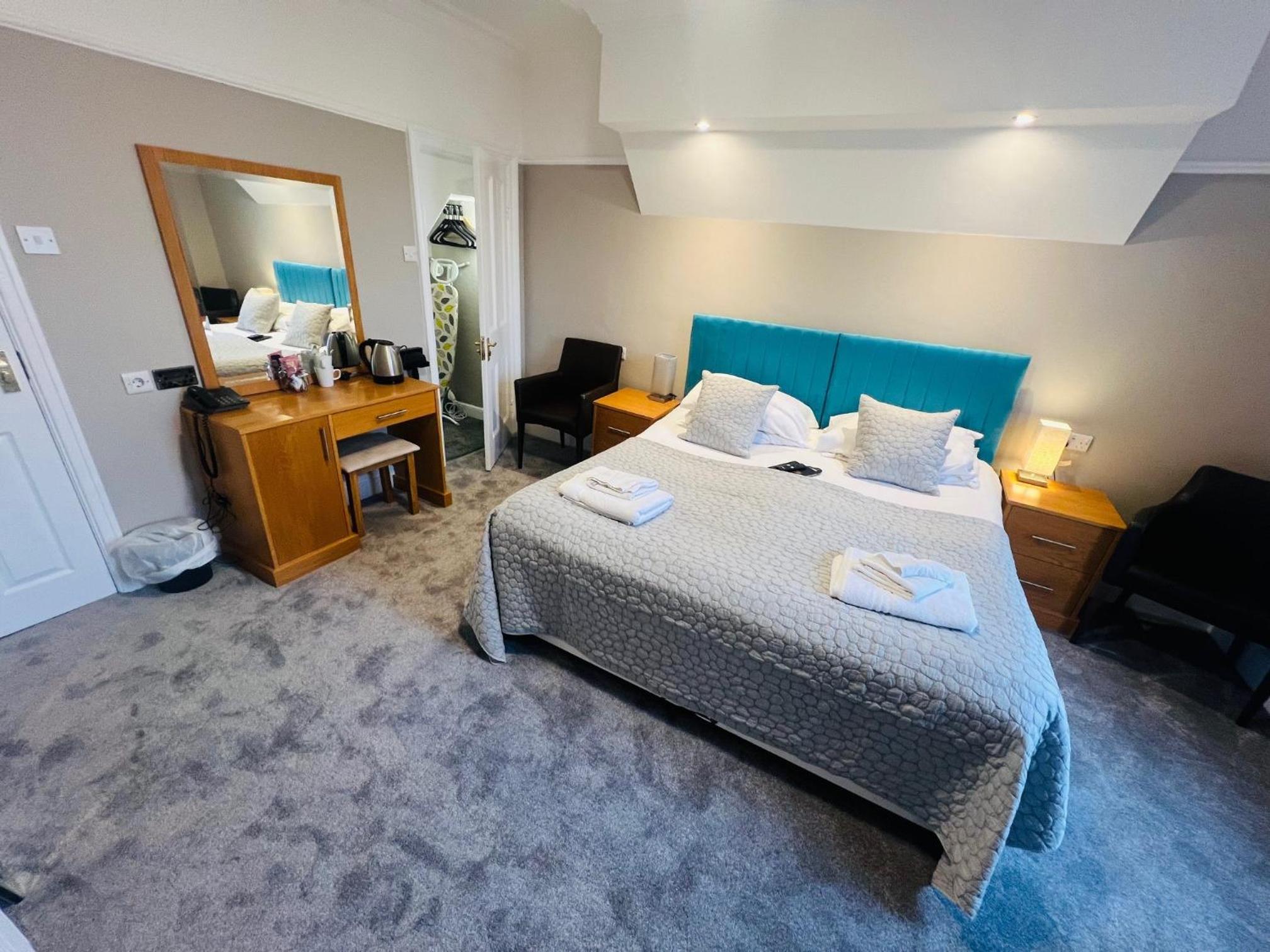 Superior King or Twin Room - Photo 10