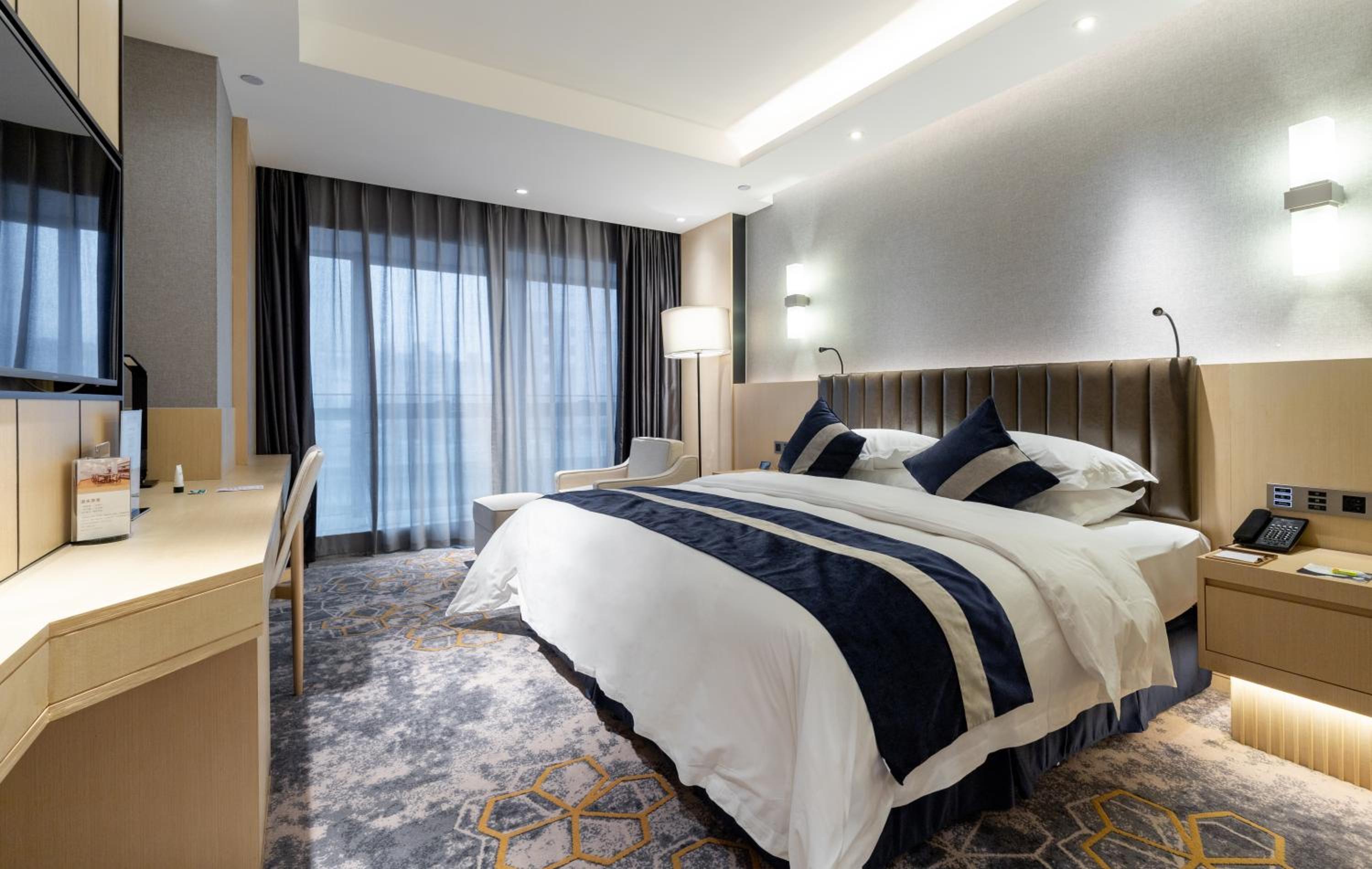 Deluxe King Room with City View - Smoking