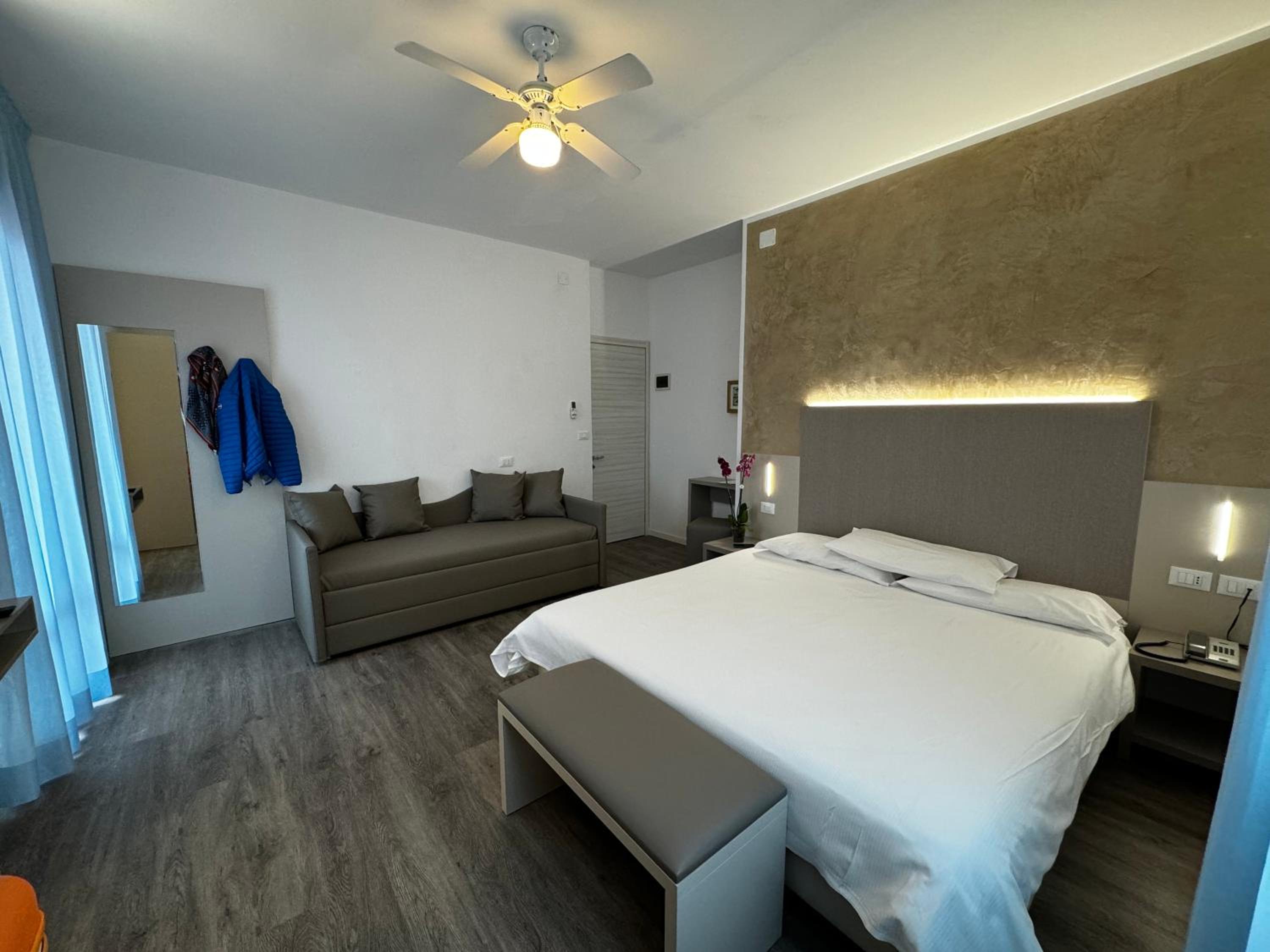 Queen Room photo 1