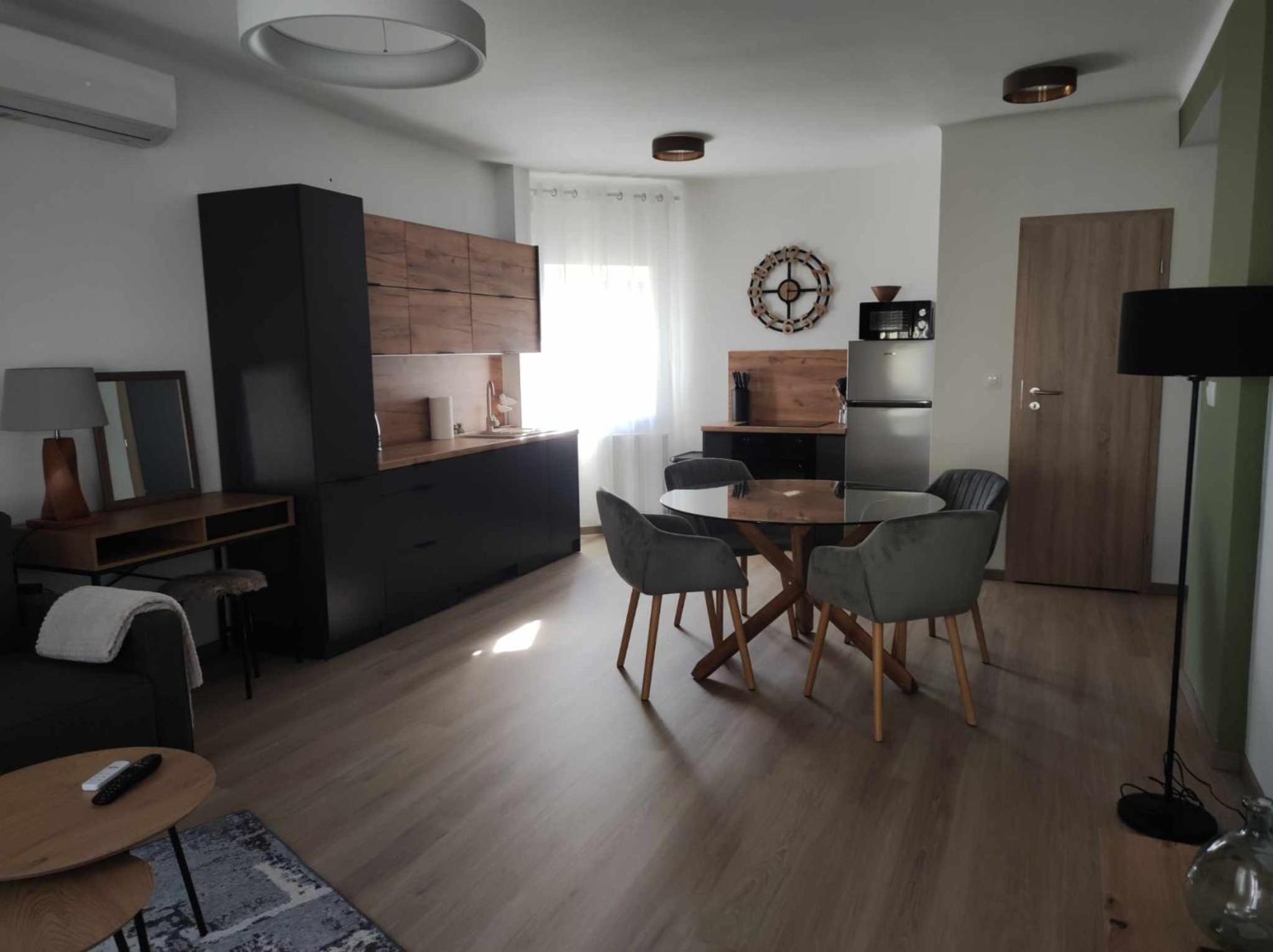 One-Bedroom Apartment photo 1