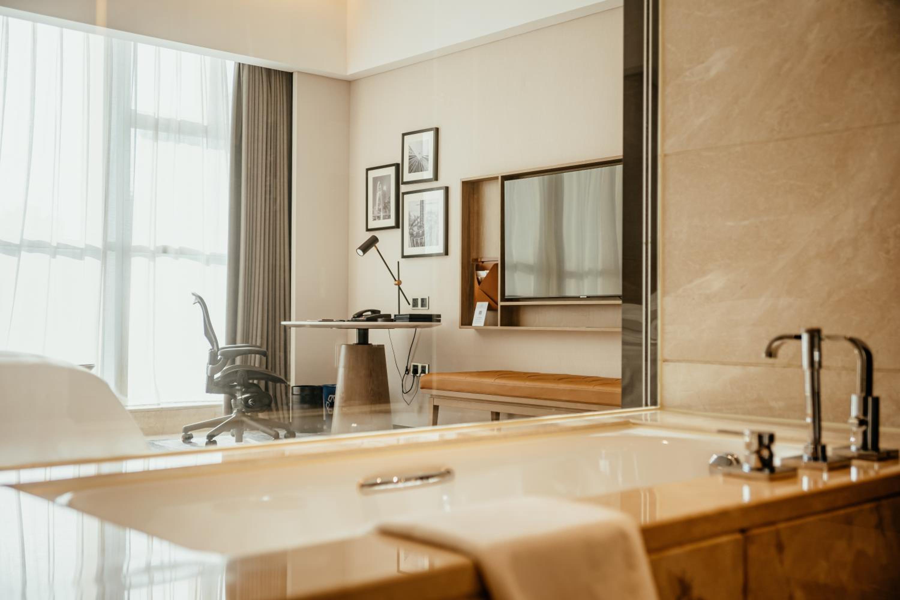 Deluxe, Guest room, 1 King, City view - Photo 4