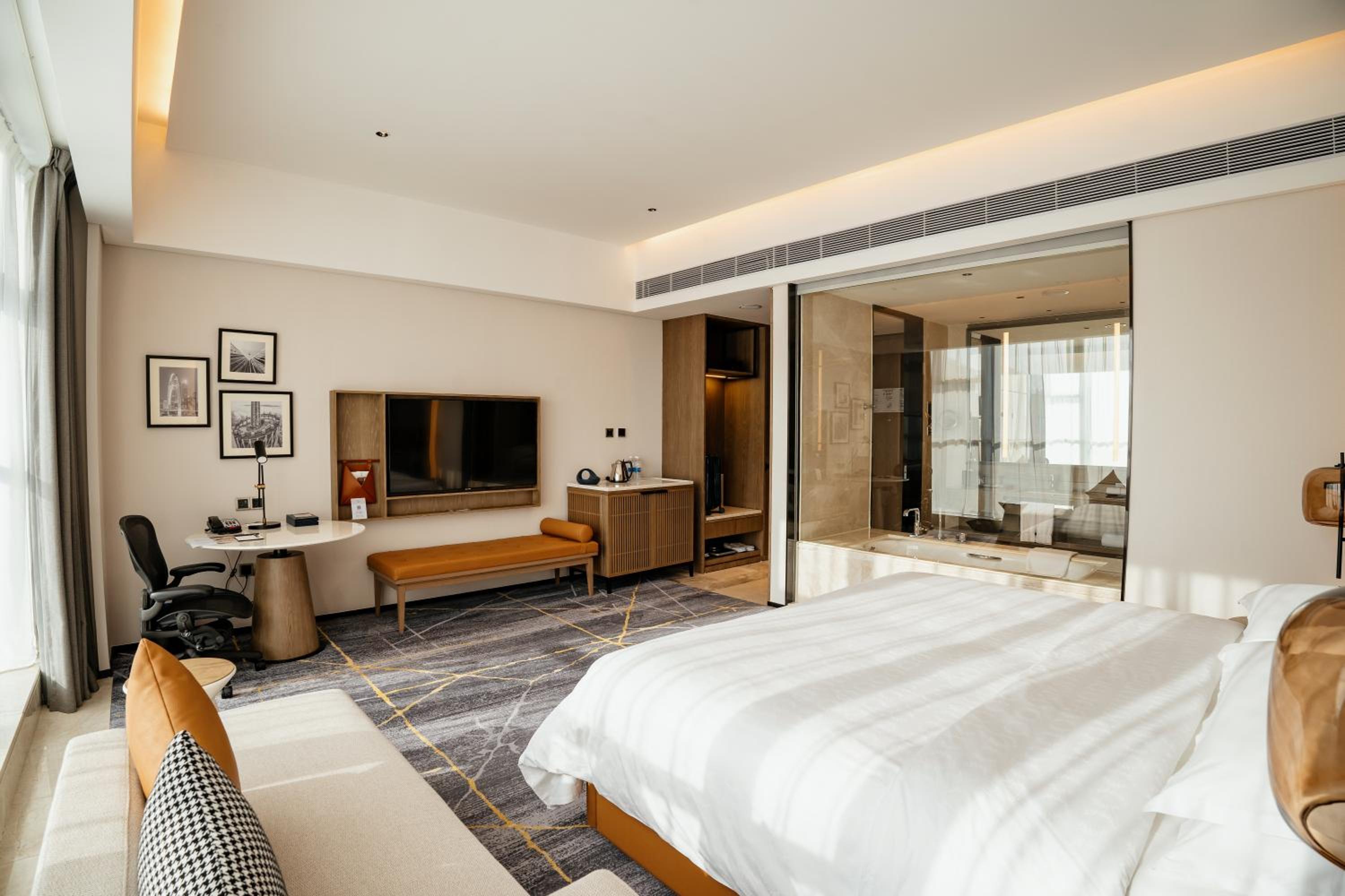 Deluxe, Guest room, 1 King, City view - Photo 6