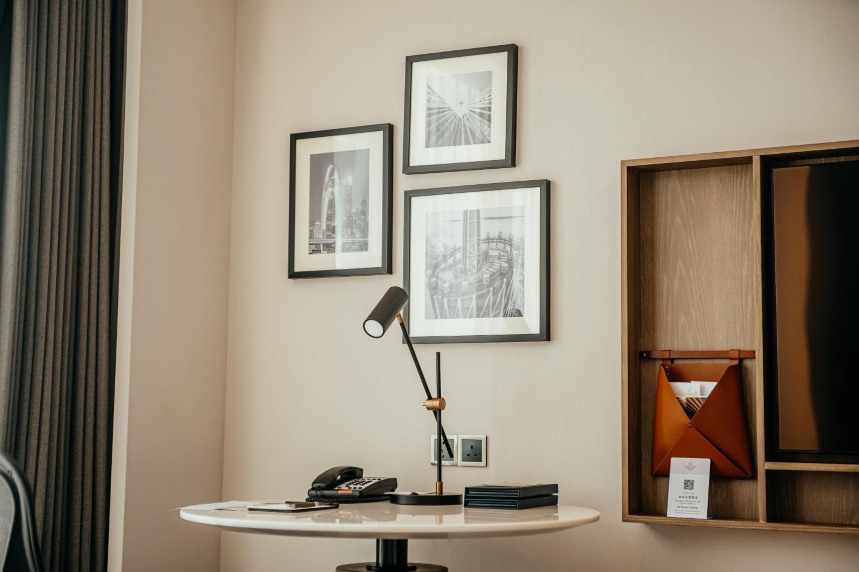 Deluxe, Guest room, 1 King, City view - Photo 2