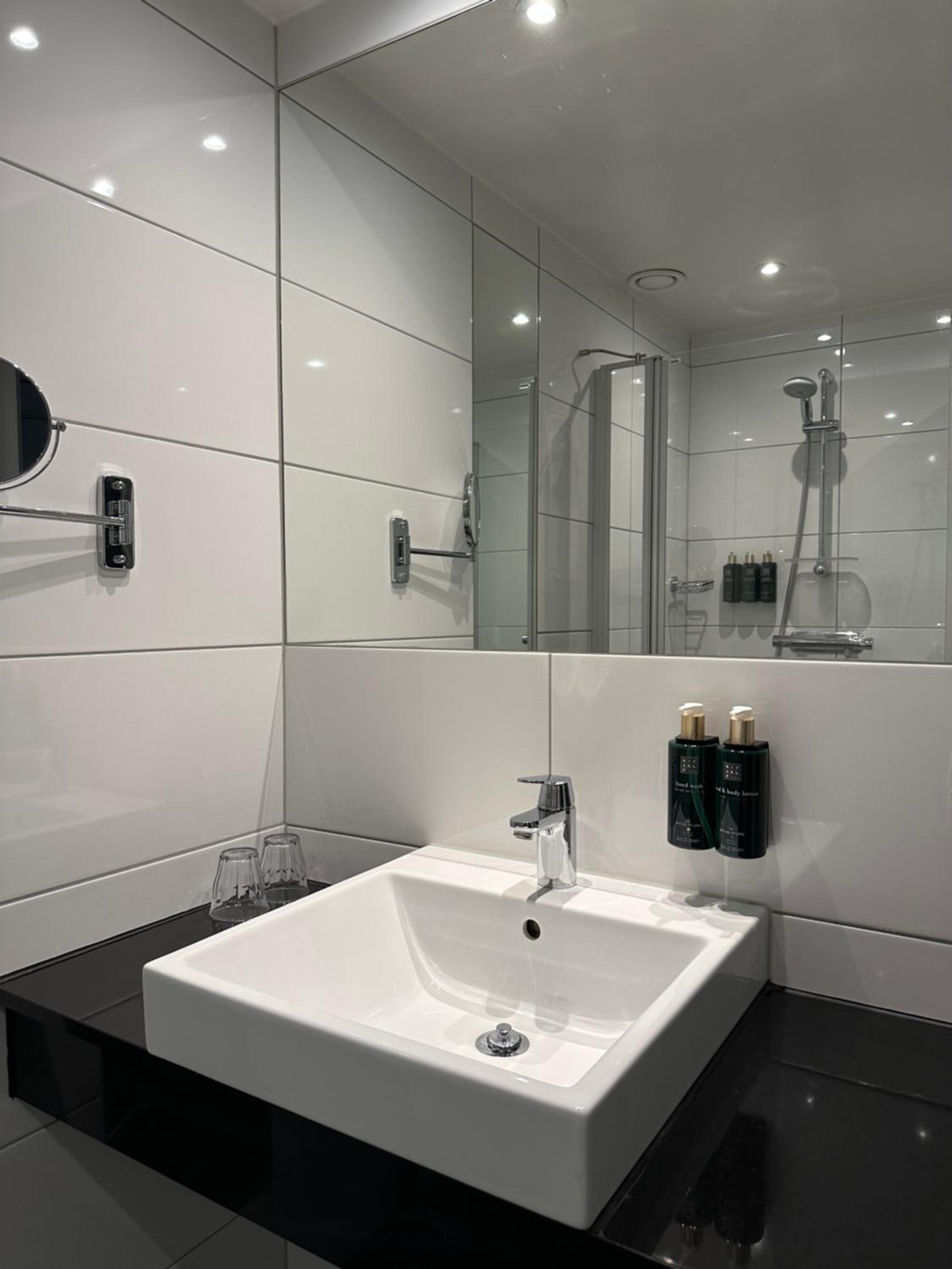 Standard Twin Room - Photo 3