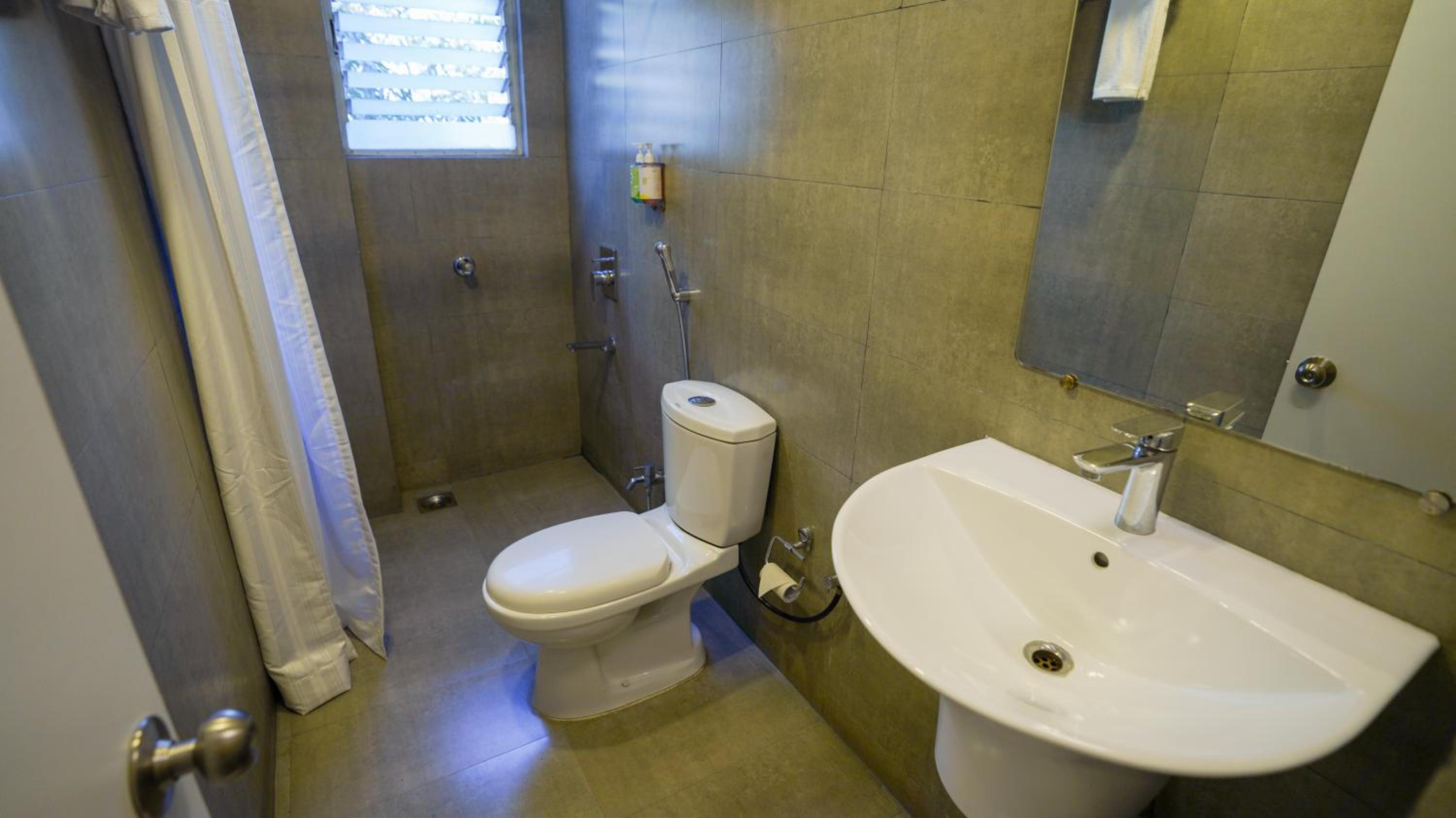 Standard Twin Room - Photo 3