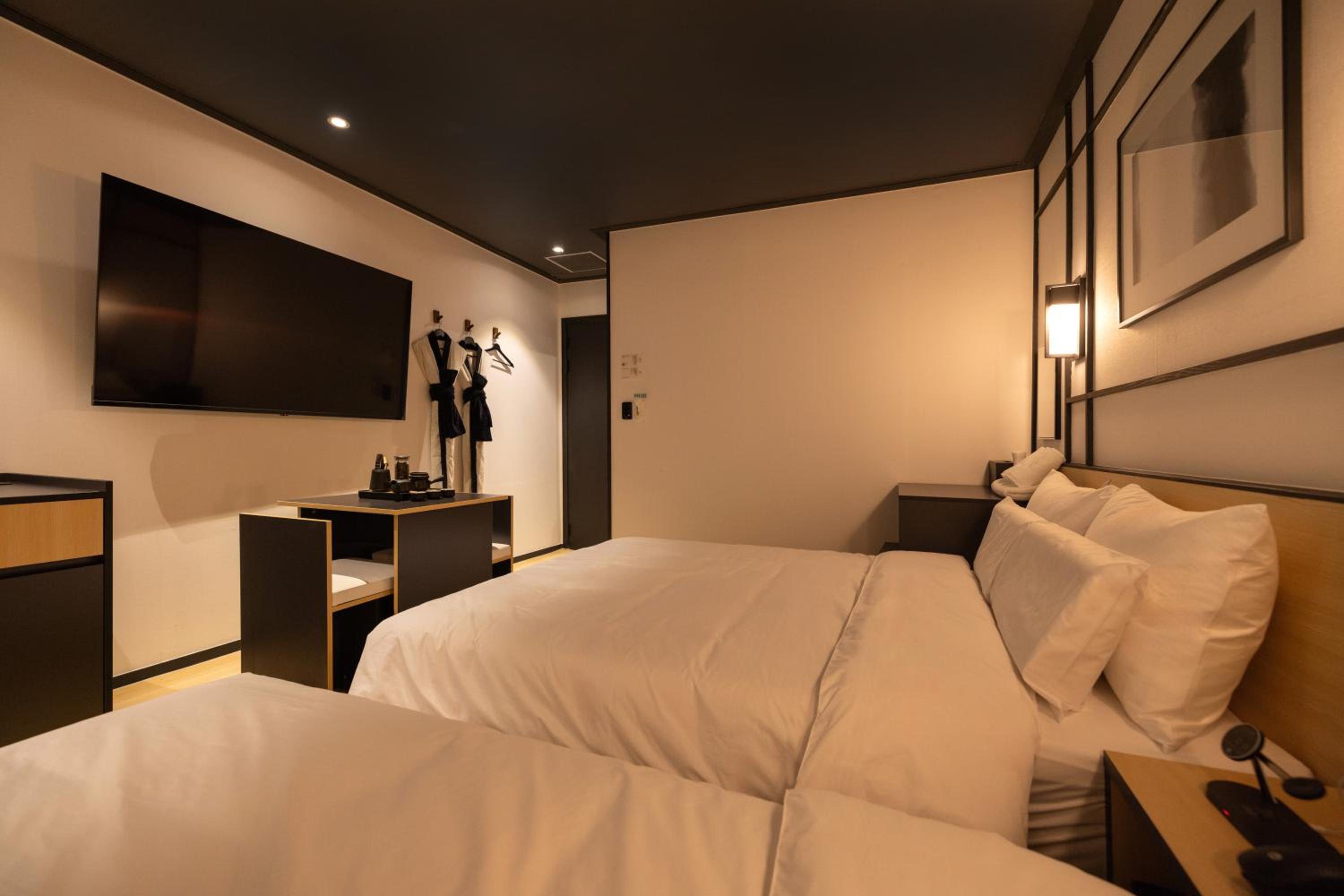 Standard Twin Room - Photo 5