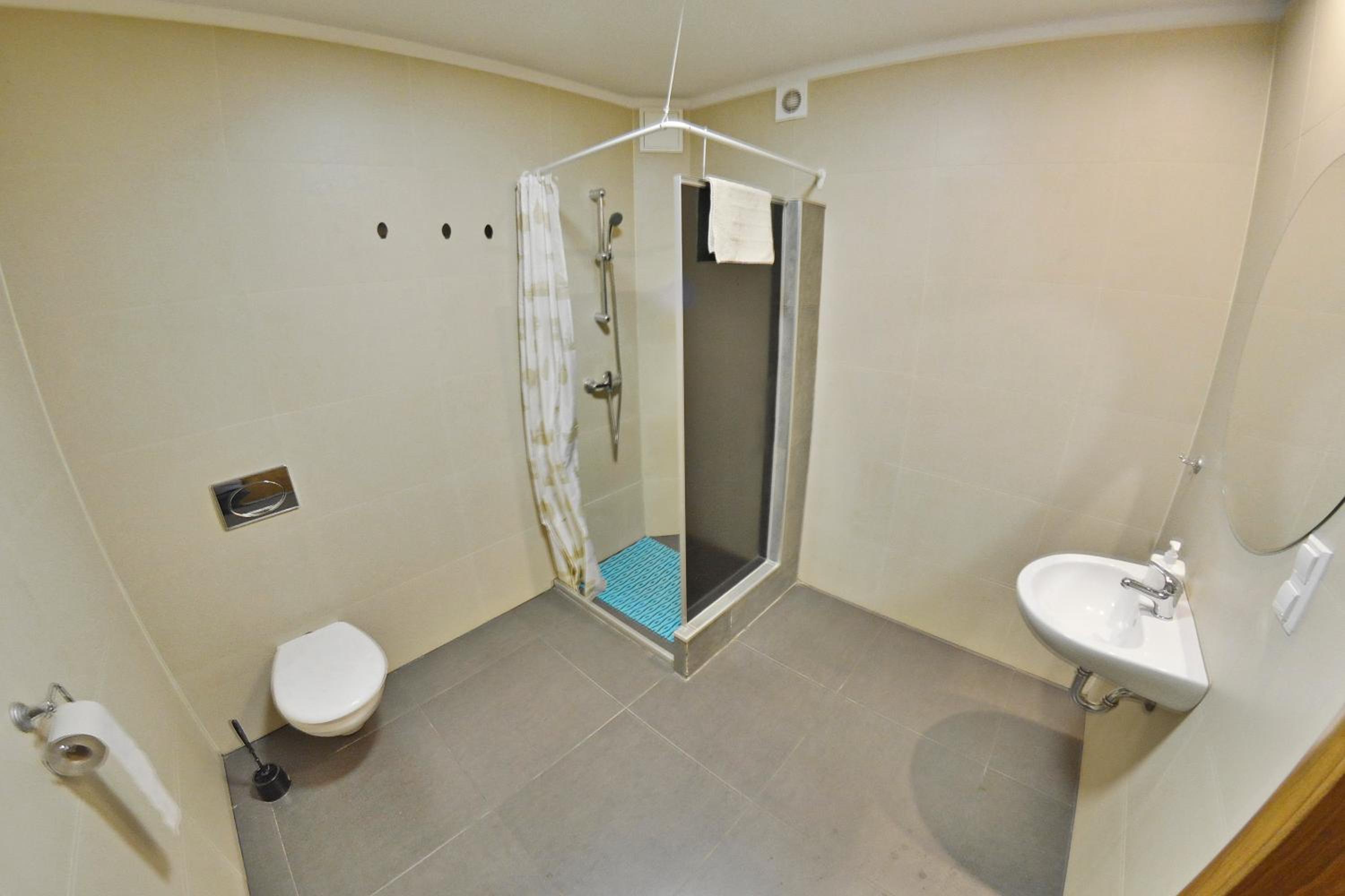Quadruple Room with Private Bathroom - Photo 4