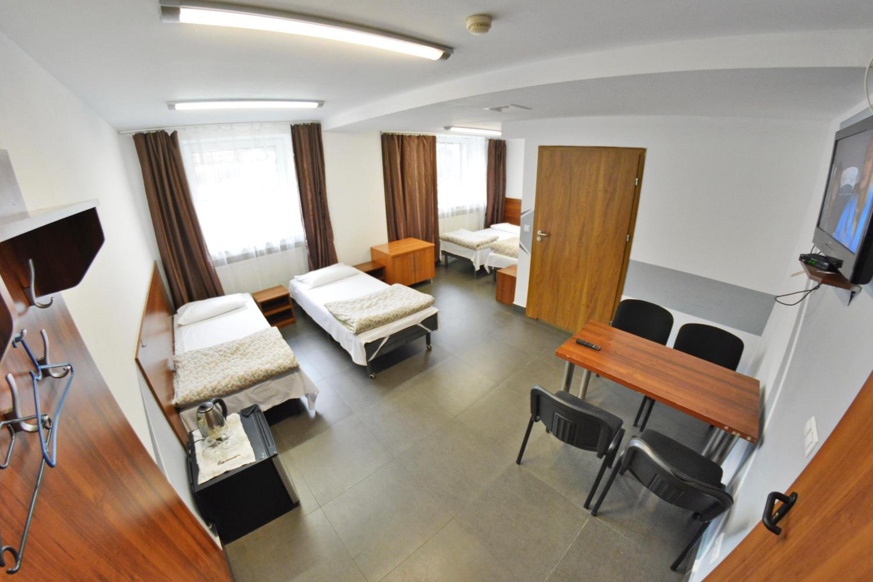 Quadruple Room with Private Bathroom - Photo 5