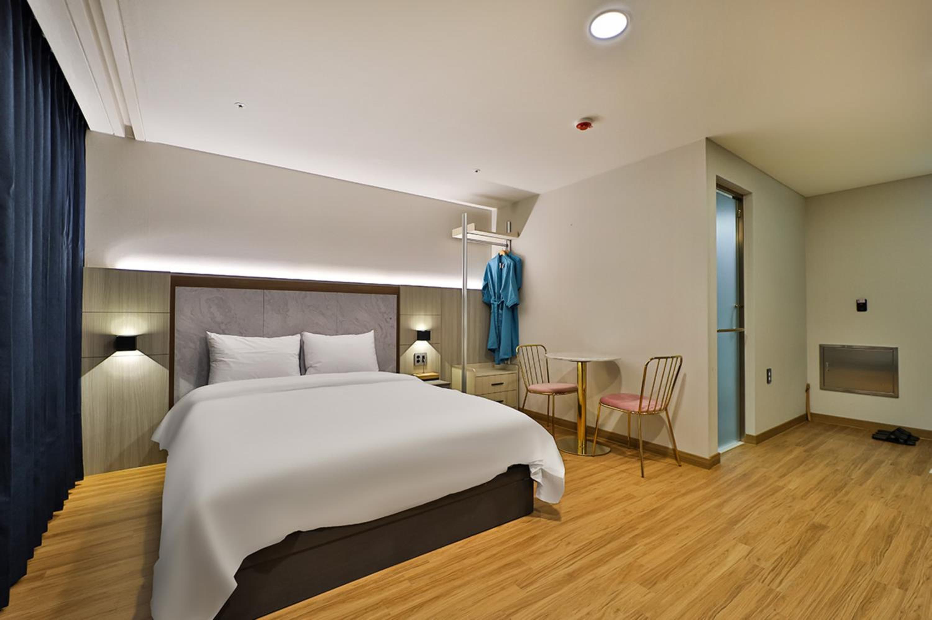 Deluxe Double Room - Photo 20