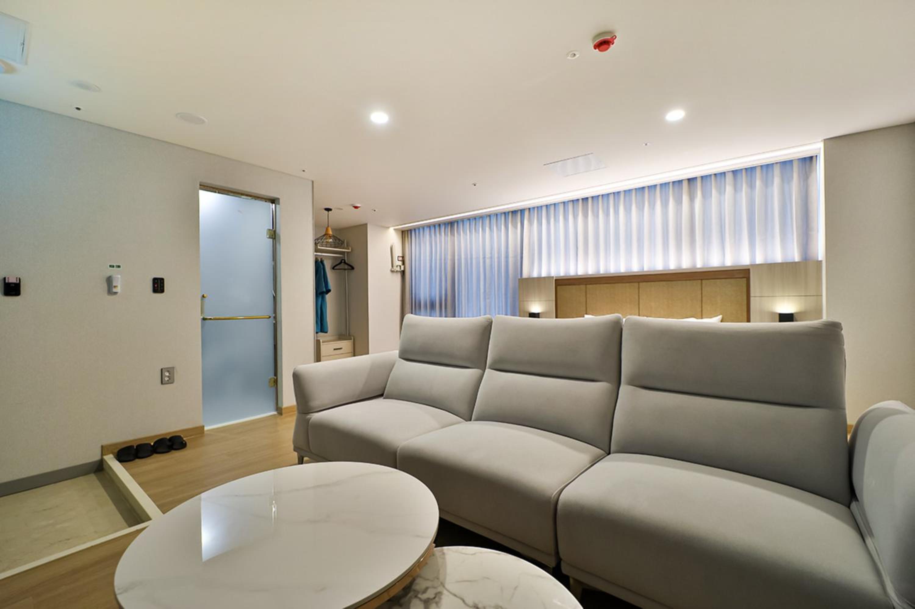Deluxe Double Room - Photo 11