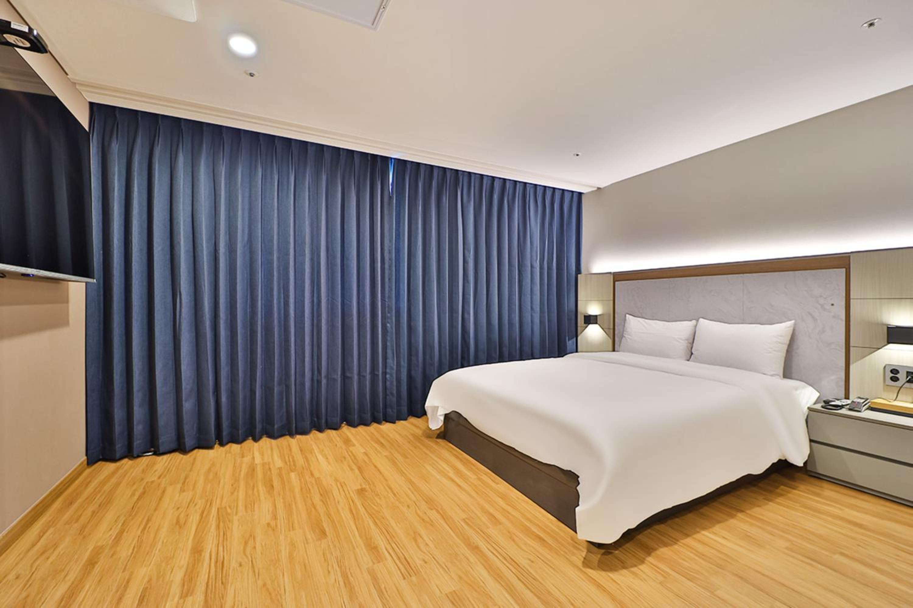 Deluxe Double Room - Photo 9