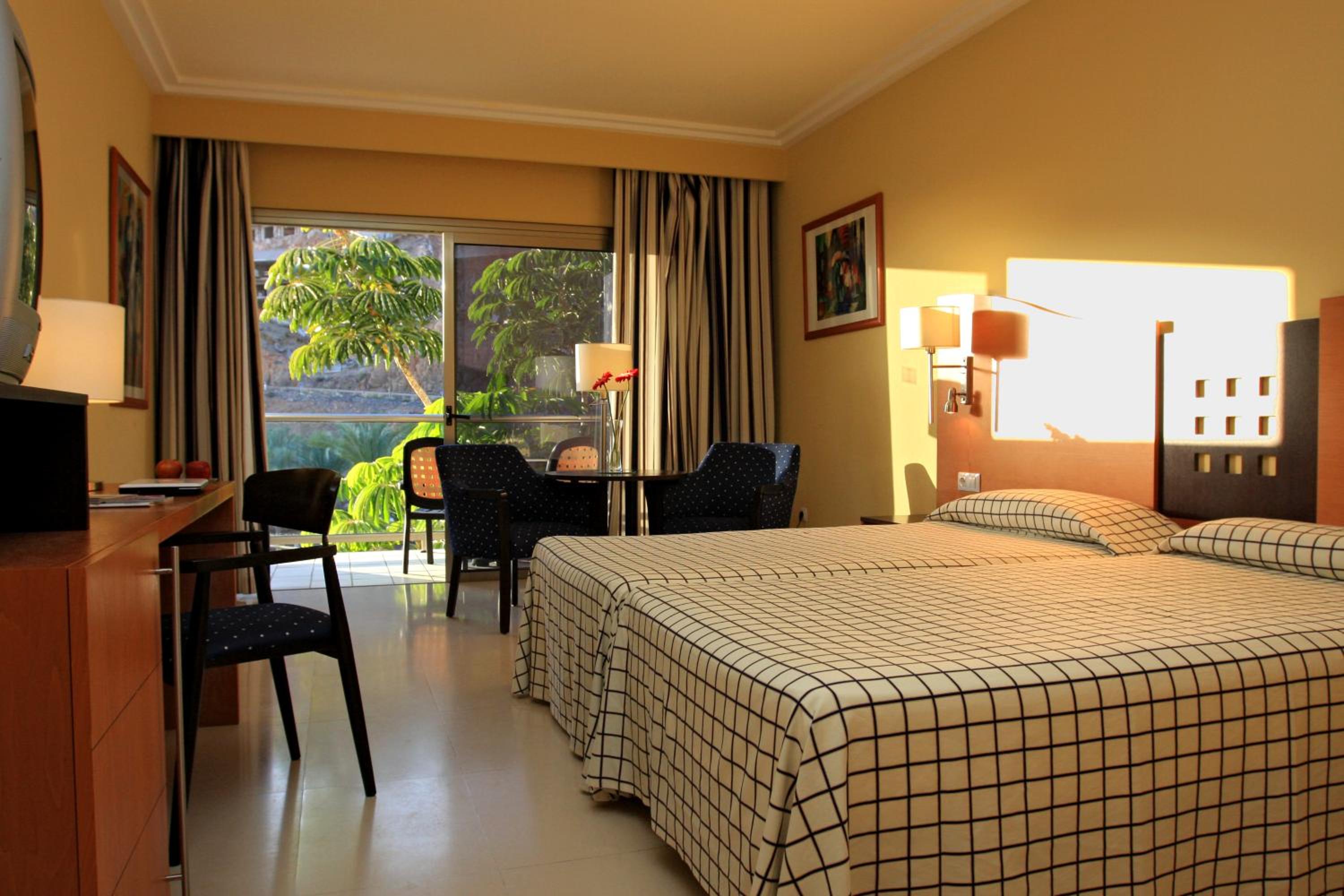 Habitación Doble con Vista Parcial al Mar (1 Adulto + 2 Niños)