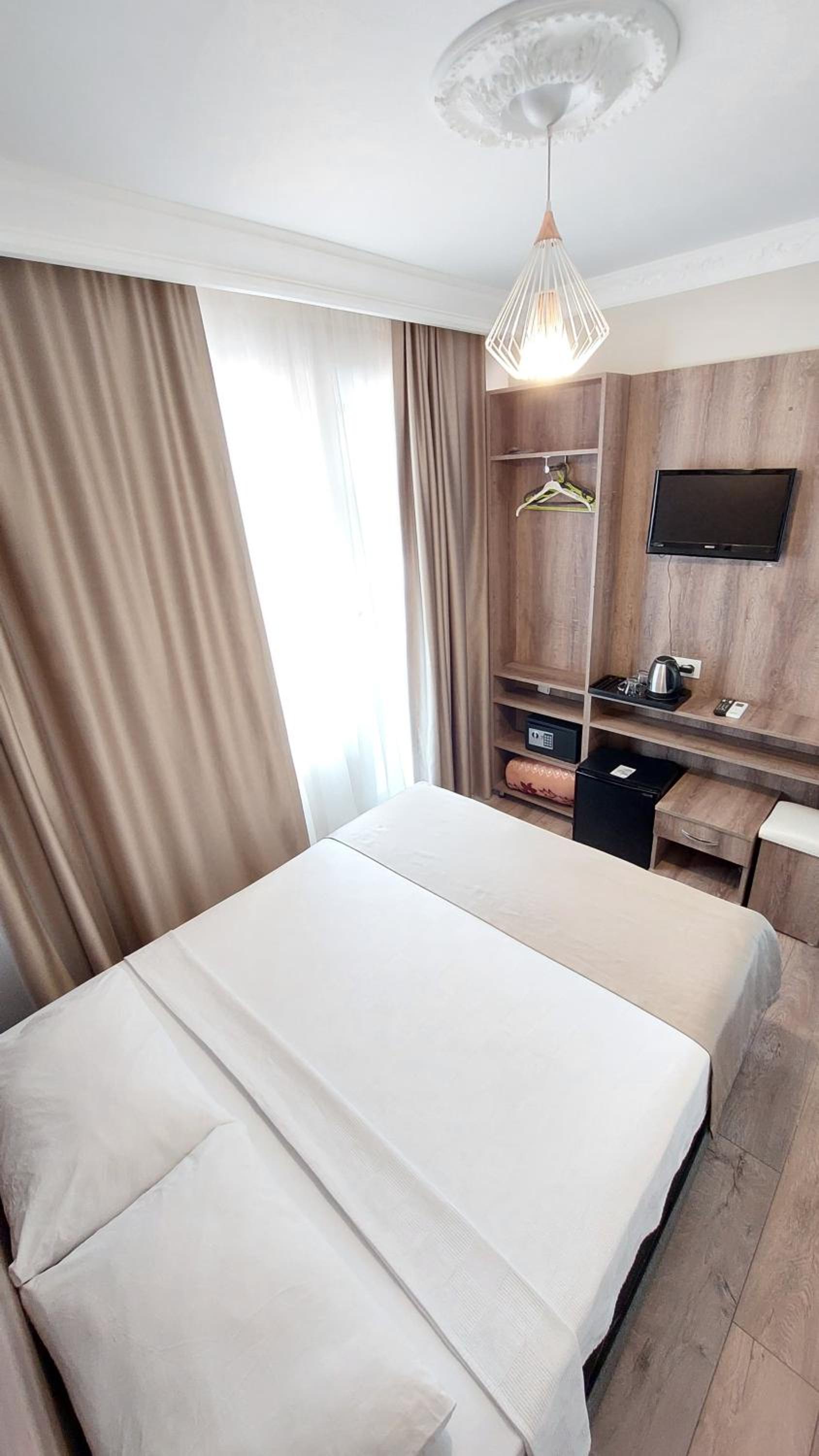 Double Room with Balcony - Photo 2