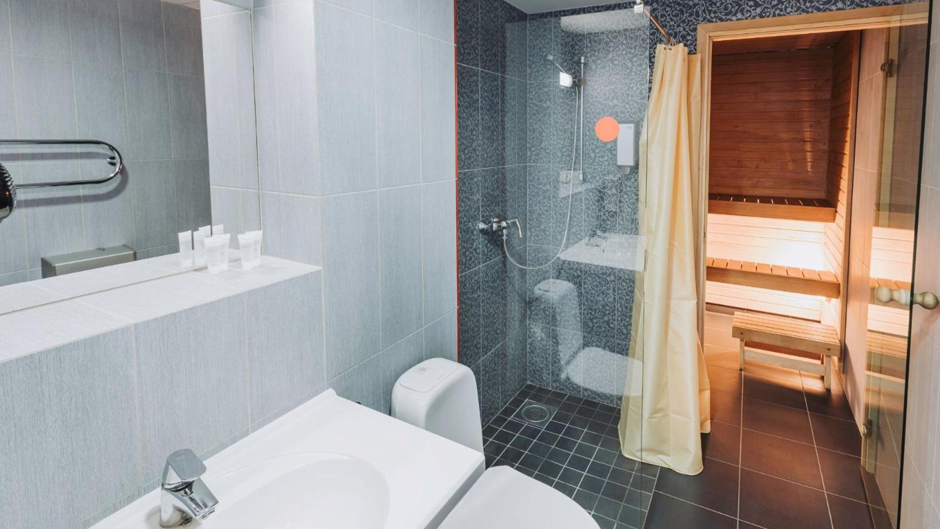 Suite with Sauna & Spa access - Photo 4