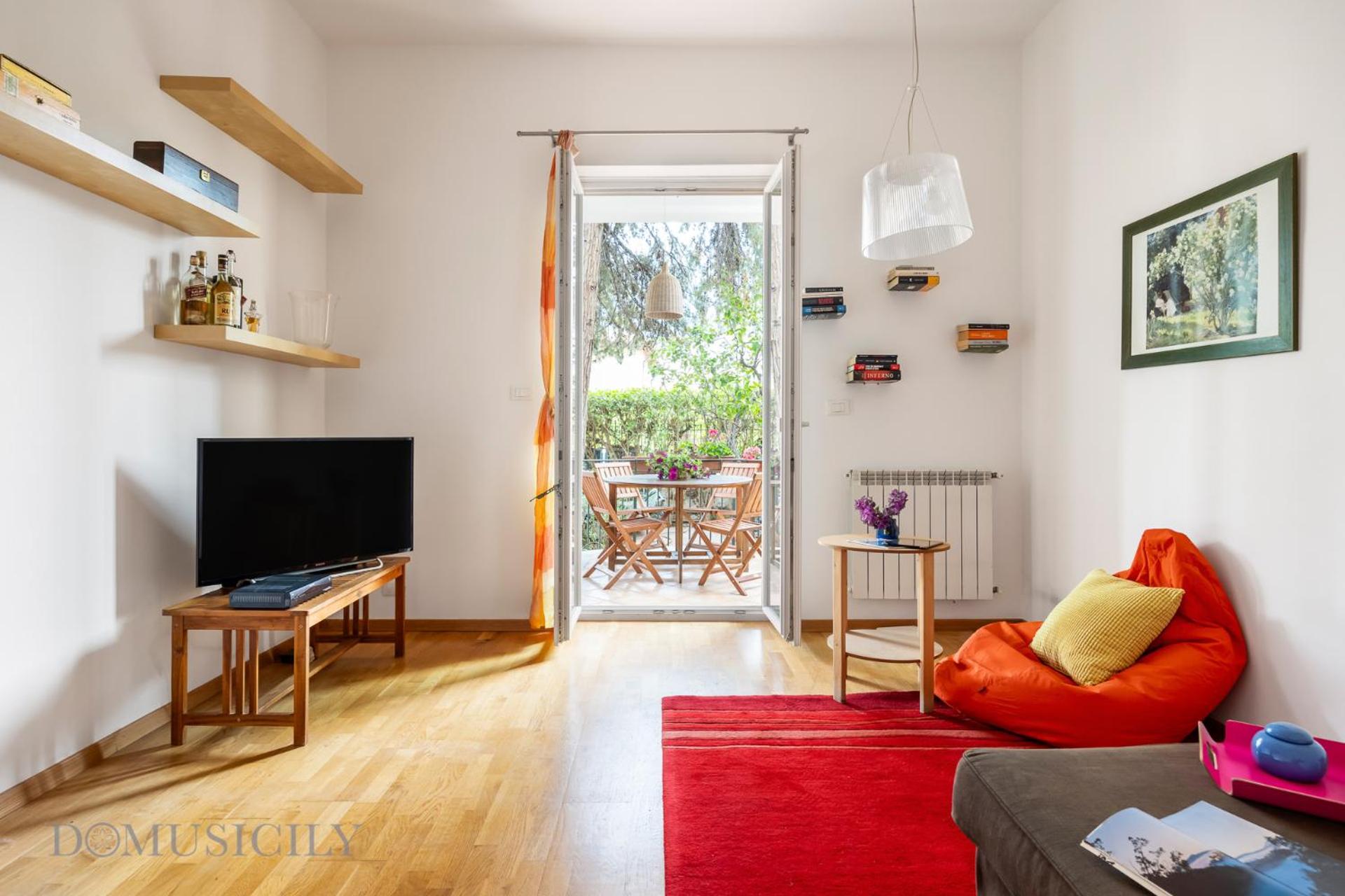 Apartment With Garden View