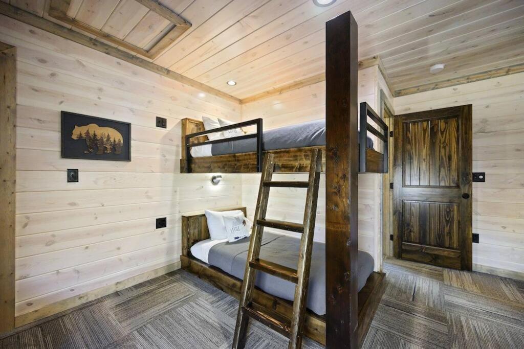 Five-Bedroom House photo 3
