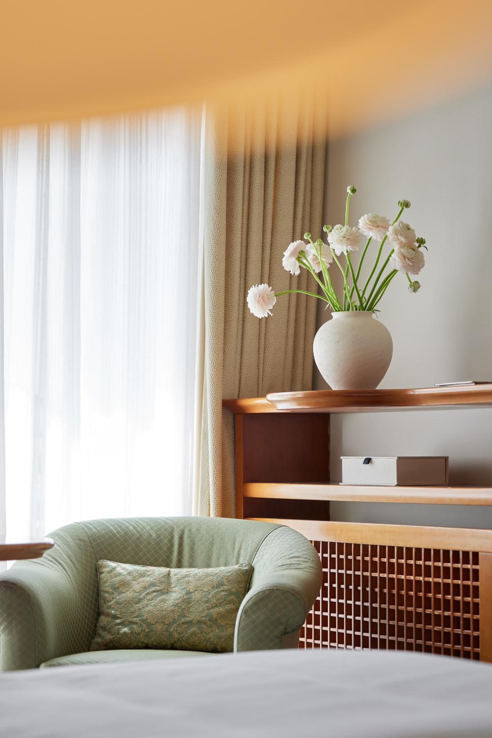 Standard Twin Room with Side View - Photo 6