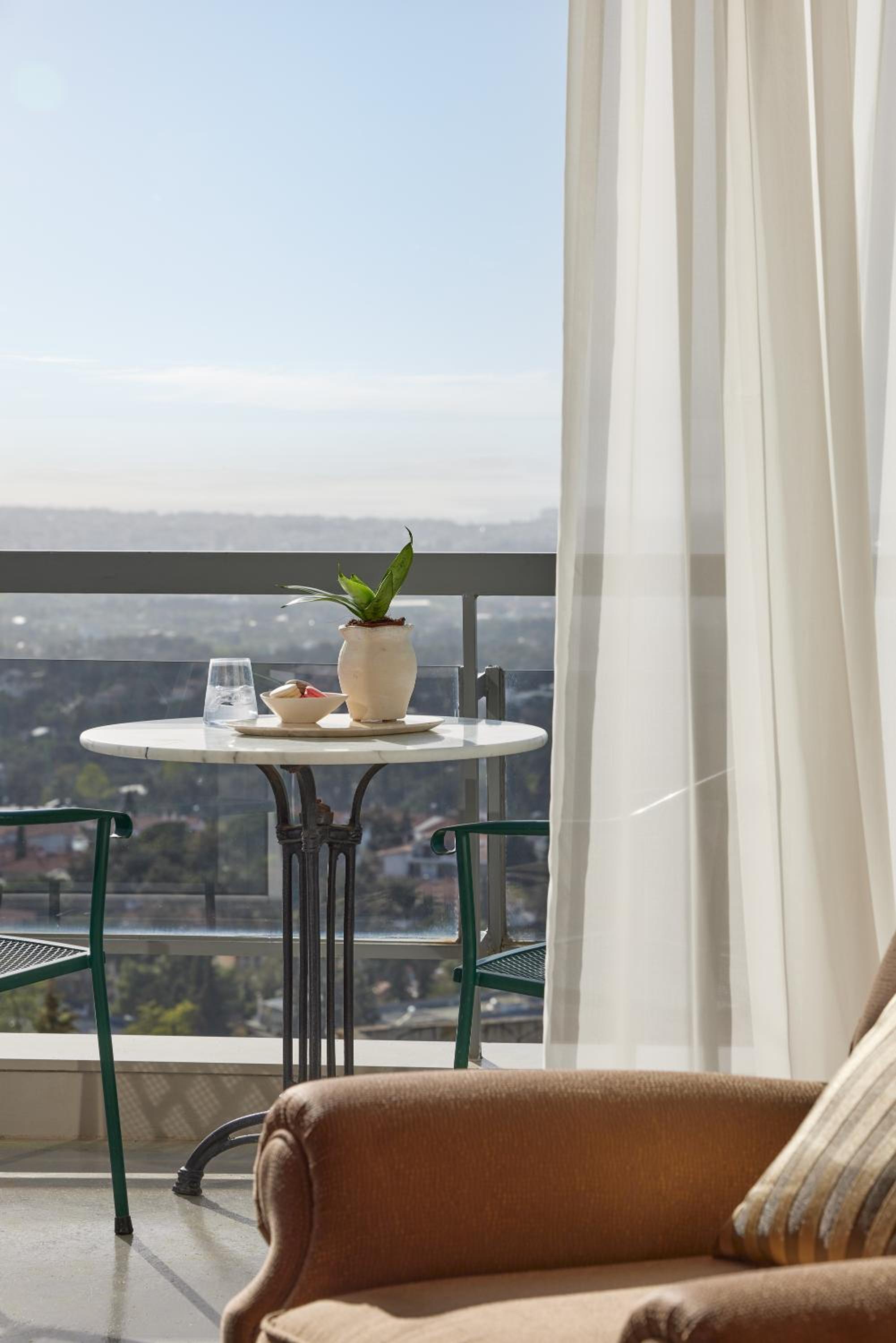 Twin Room with Panoramic City and Sea View - Photo 15