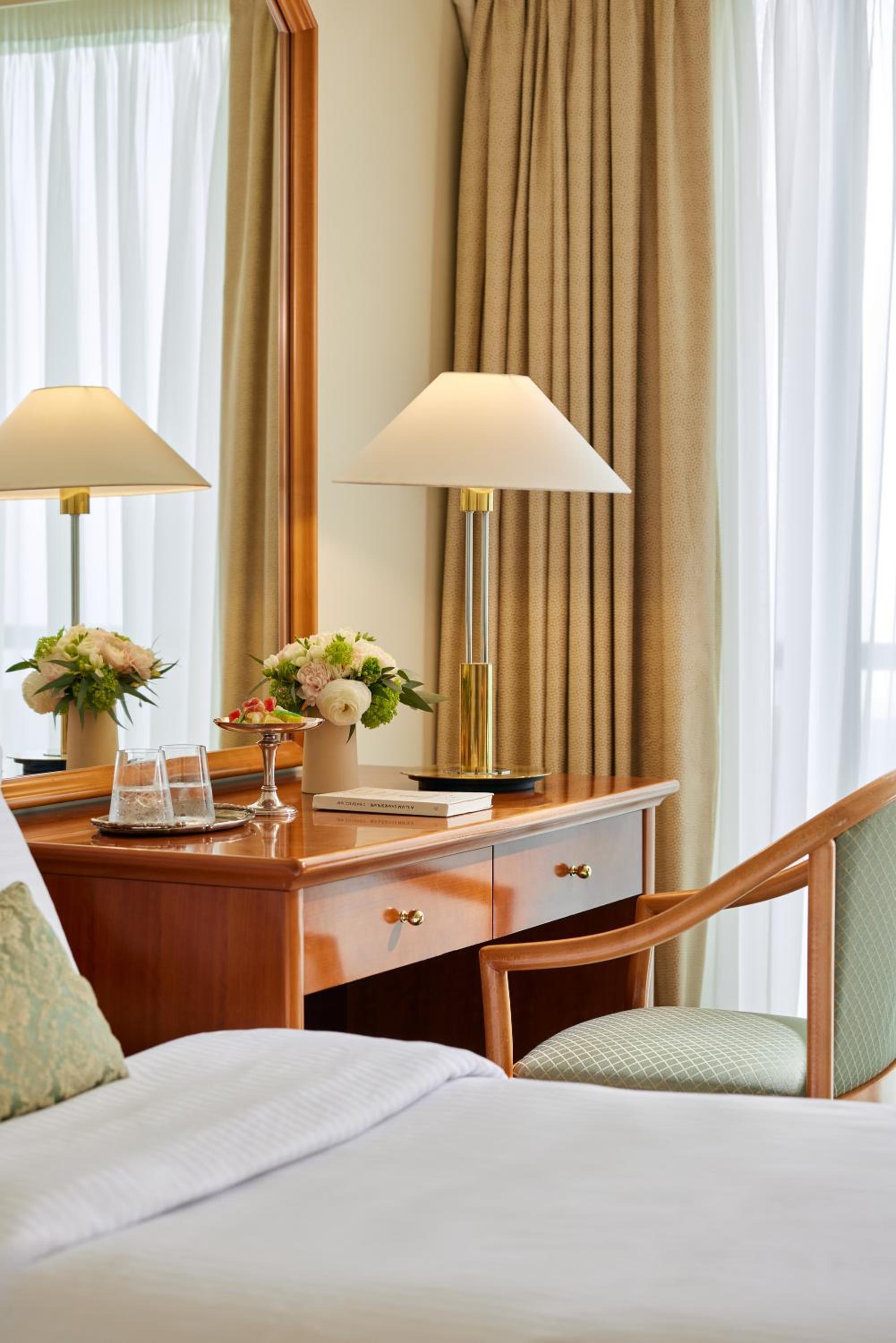 Twin Room with Panoramic City and Sea View - Photo 6