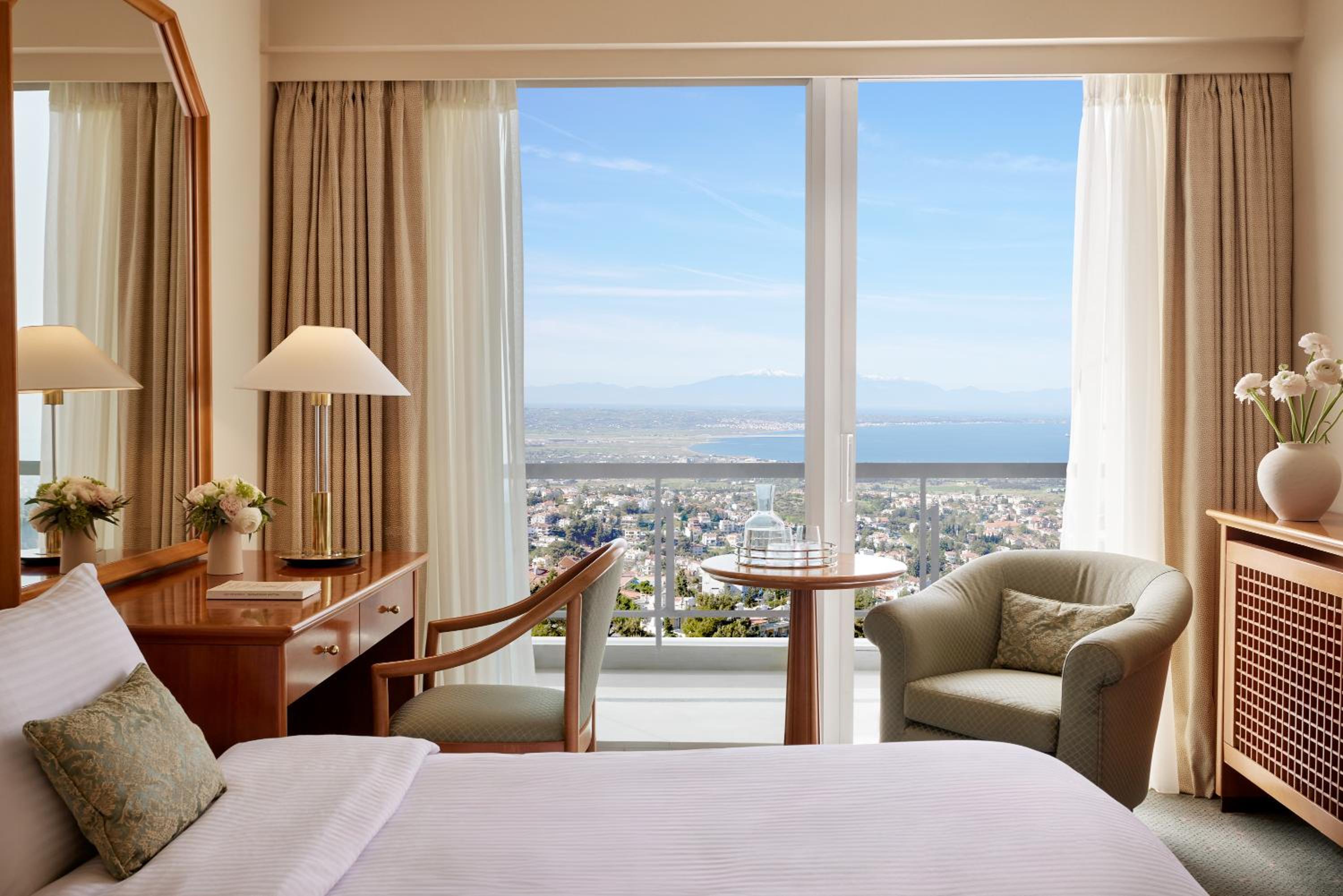 Twin Room with Panoramic City and Sea View - Photo 2