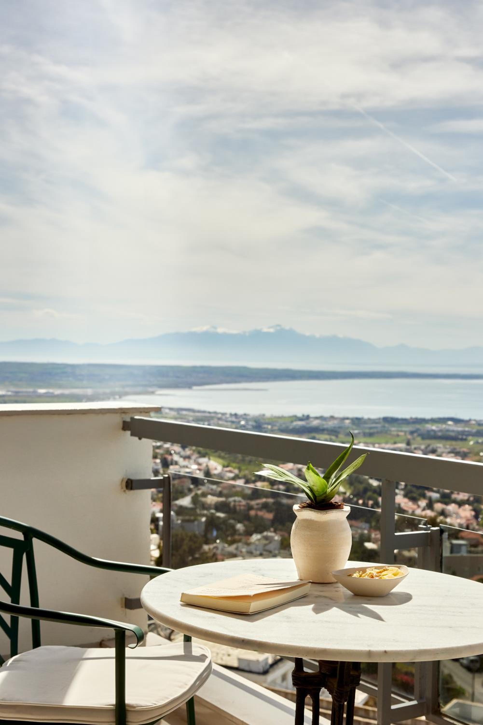 Twin Room with Panoramic City and Sea View - Photo 5