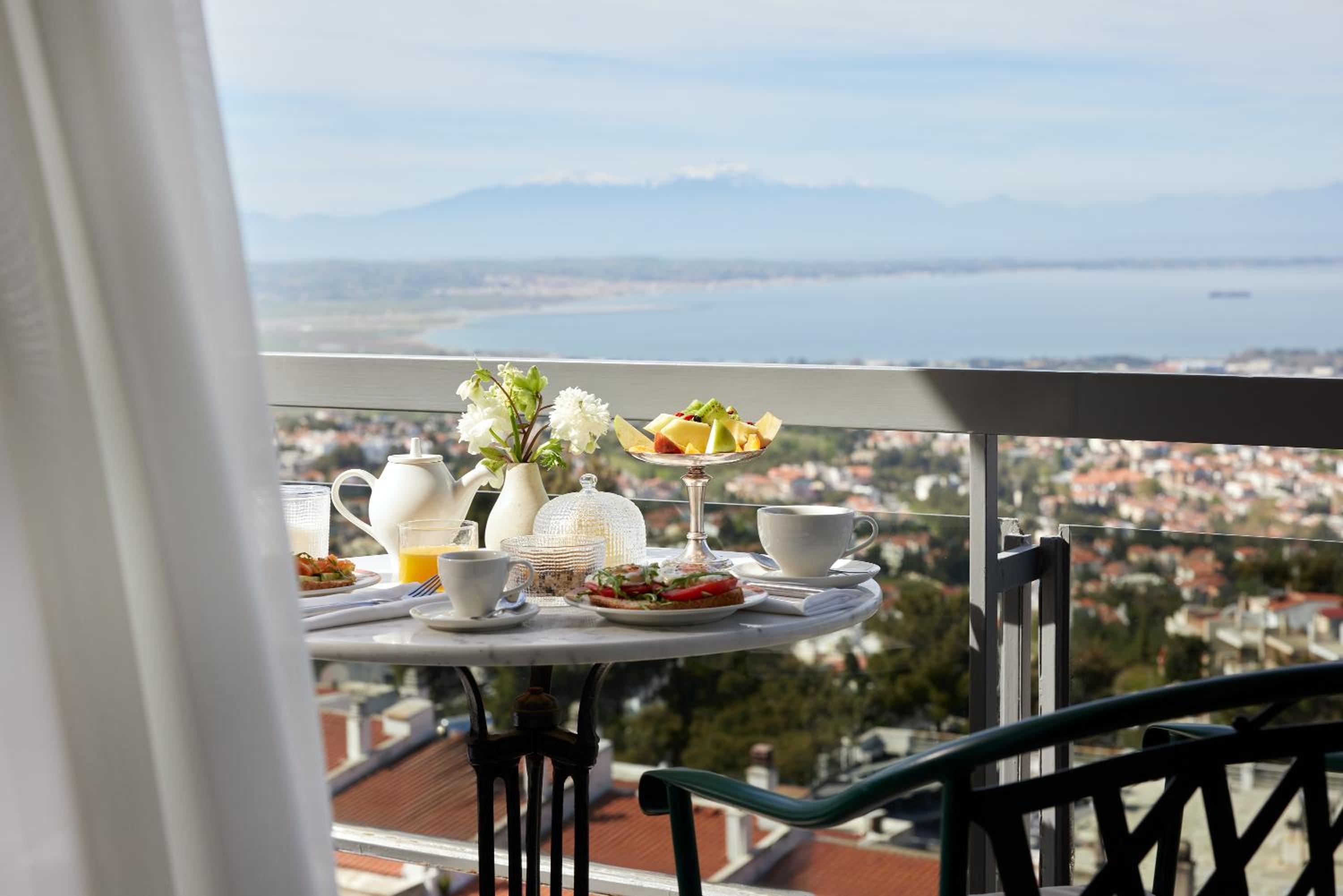Twin Room with Panoramic City and Sea View - Photo 3