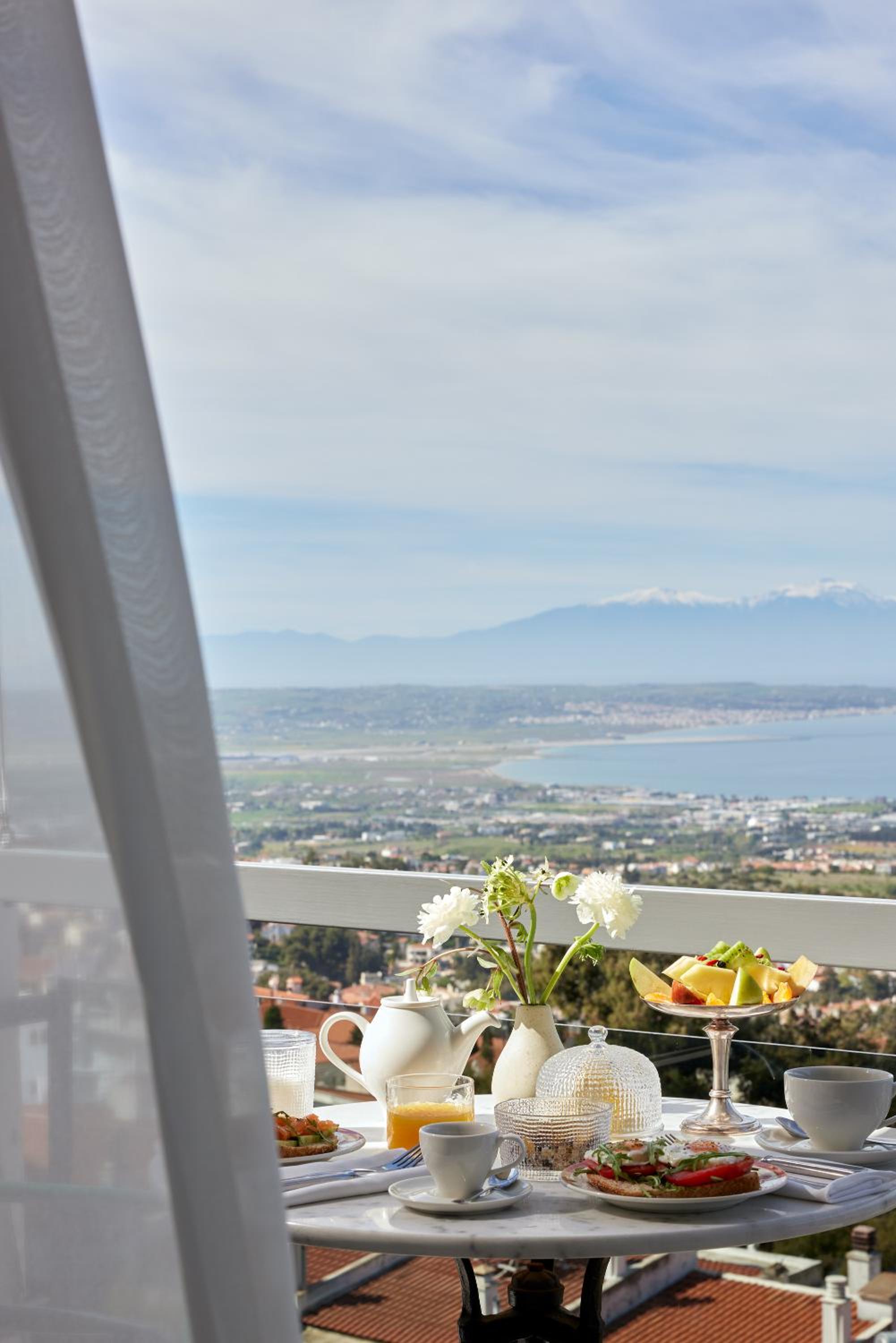 Twin Room with Panoramic City and Sea View - Photo 16
