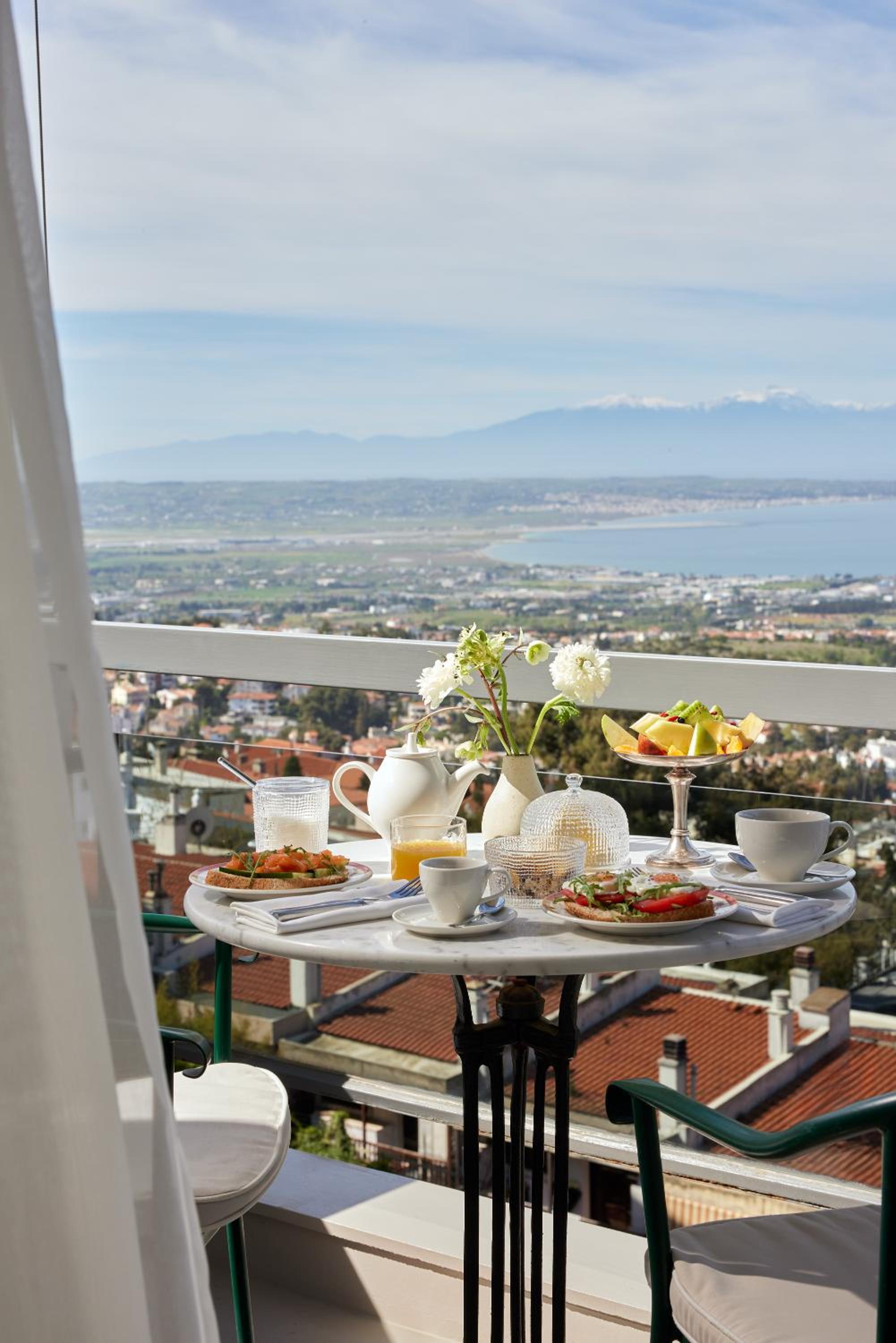 Twin Room with Panoramic City and Sea View - Photo 13