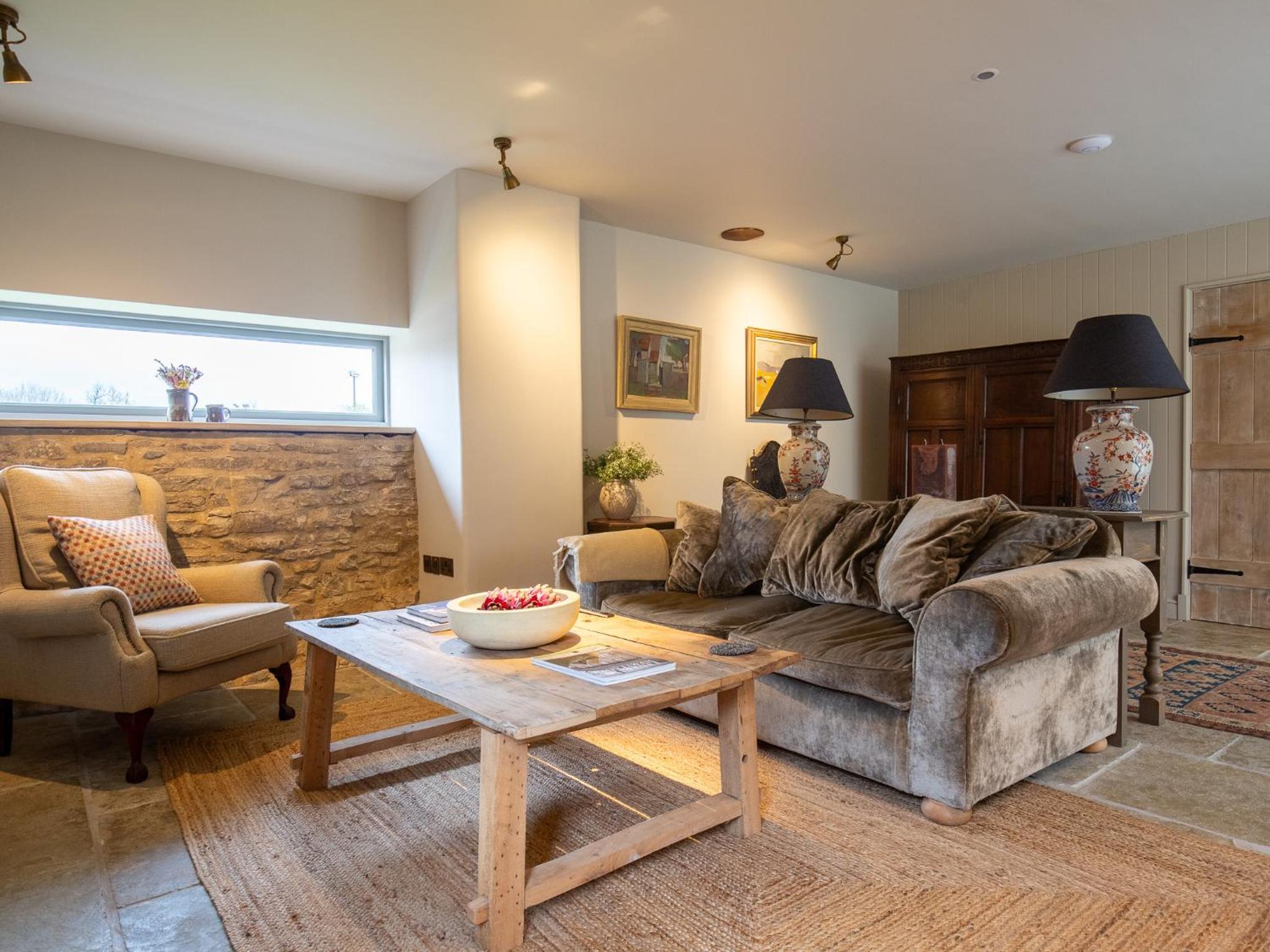 Five-Bedroom House photo 1