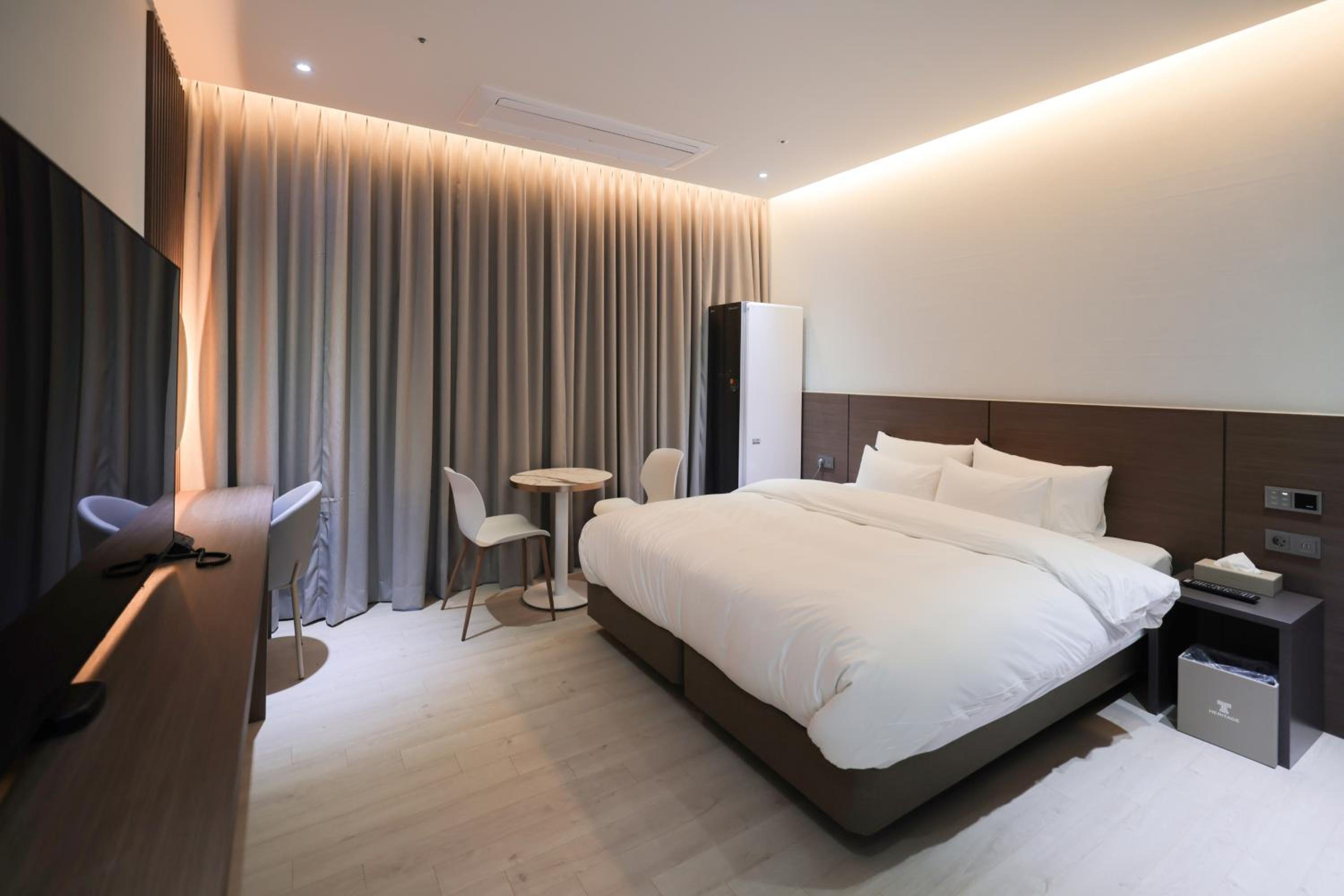 Deluxe King Room - Photo 12