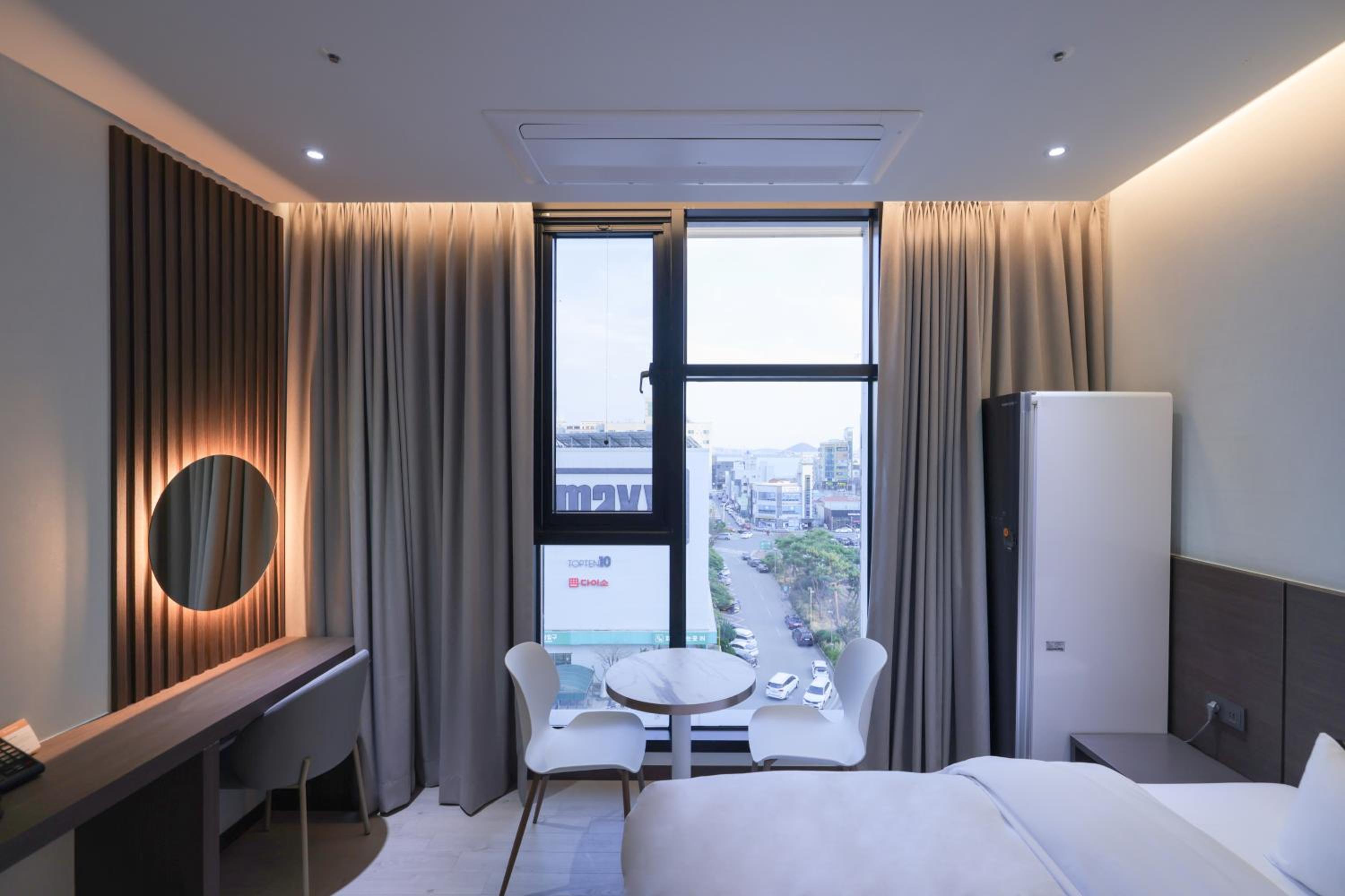 Deluxe King Room - Photo 1