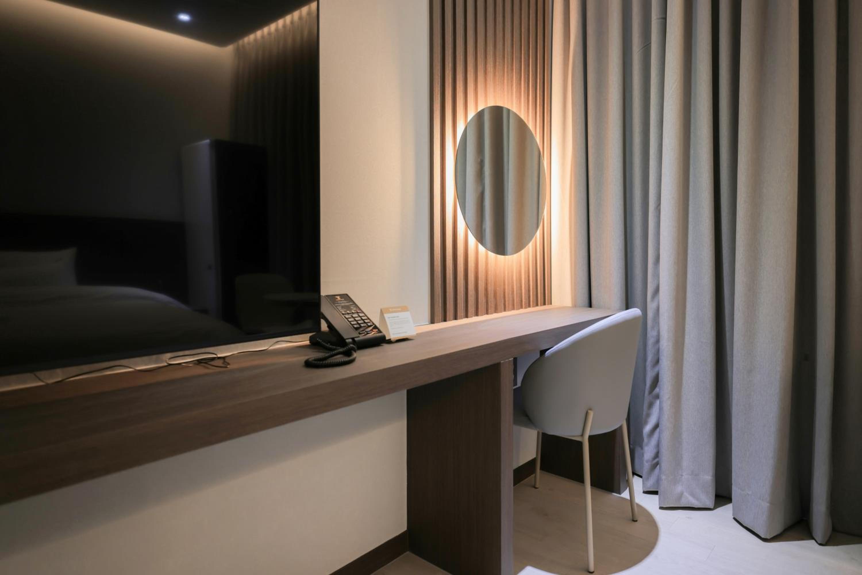 Deluxe King Room - Photo 16