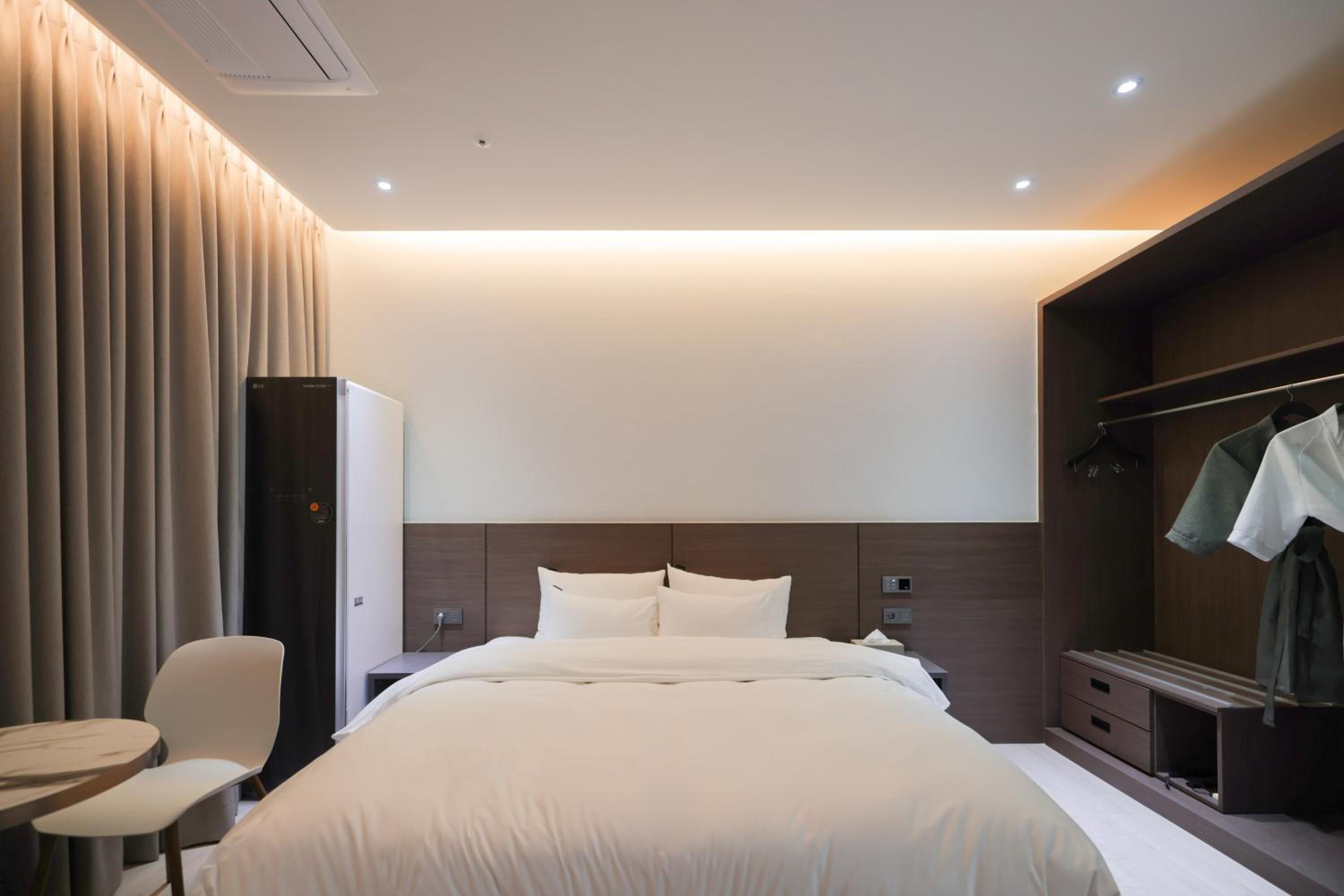 Deluxe King Room - Photo 11