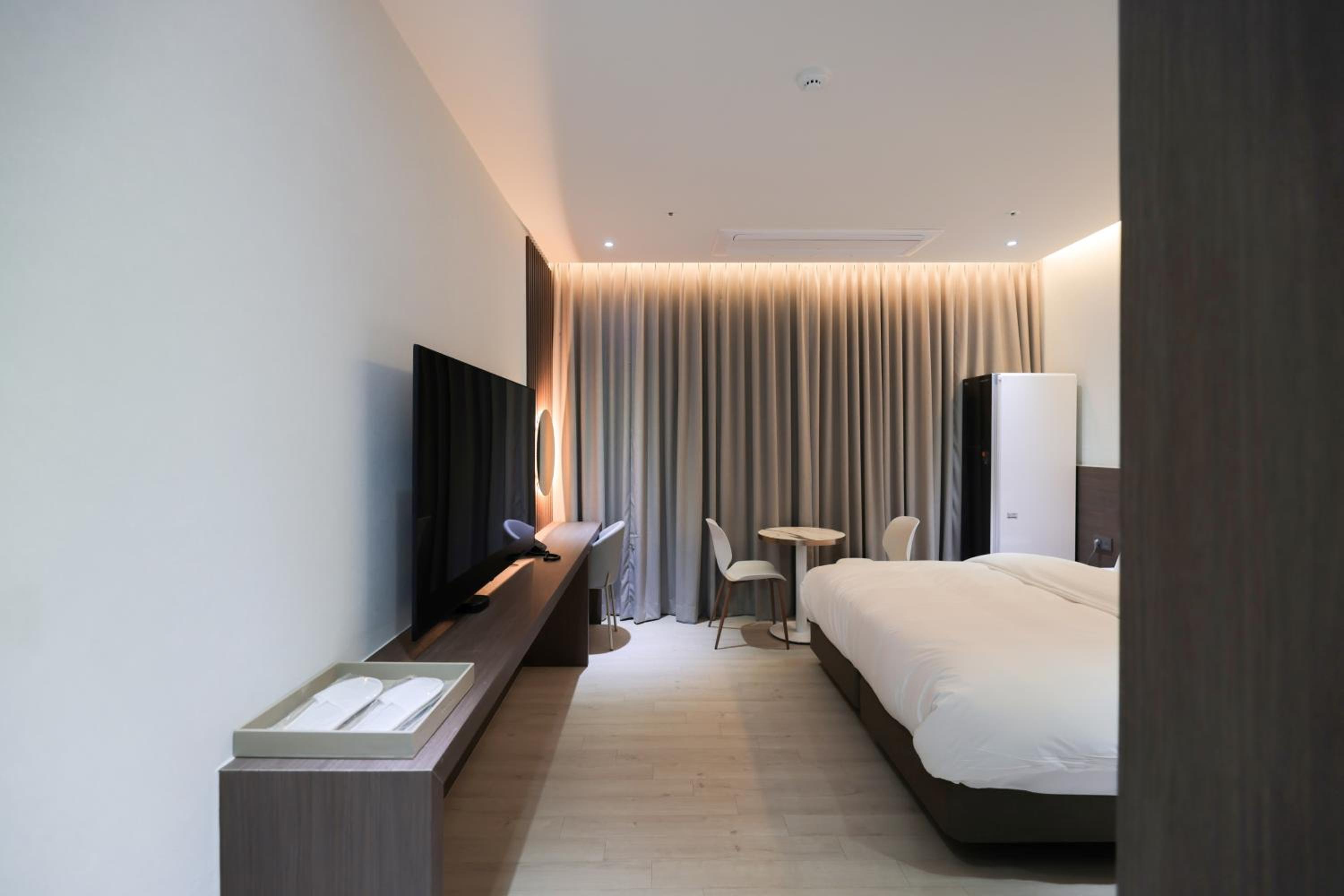 Deluxe King Room - Photo 9