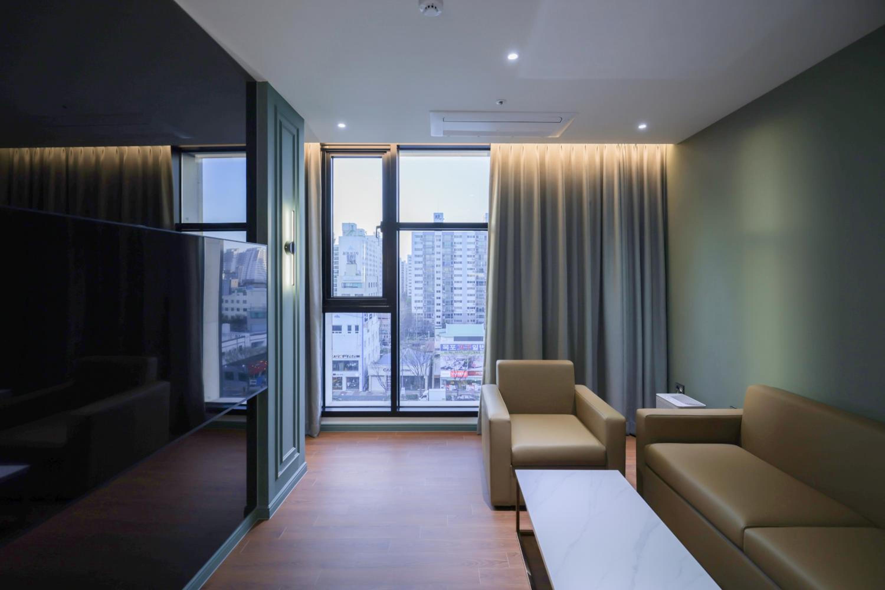 Premier Twin Suite - Photo 18