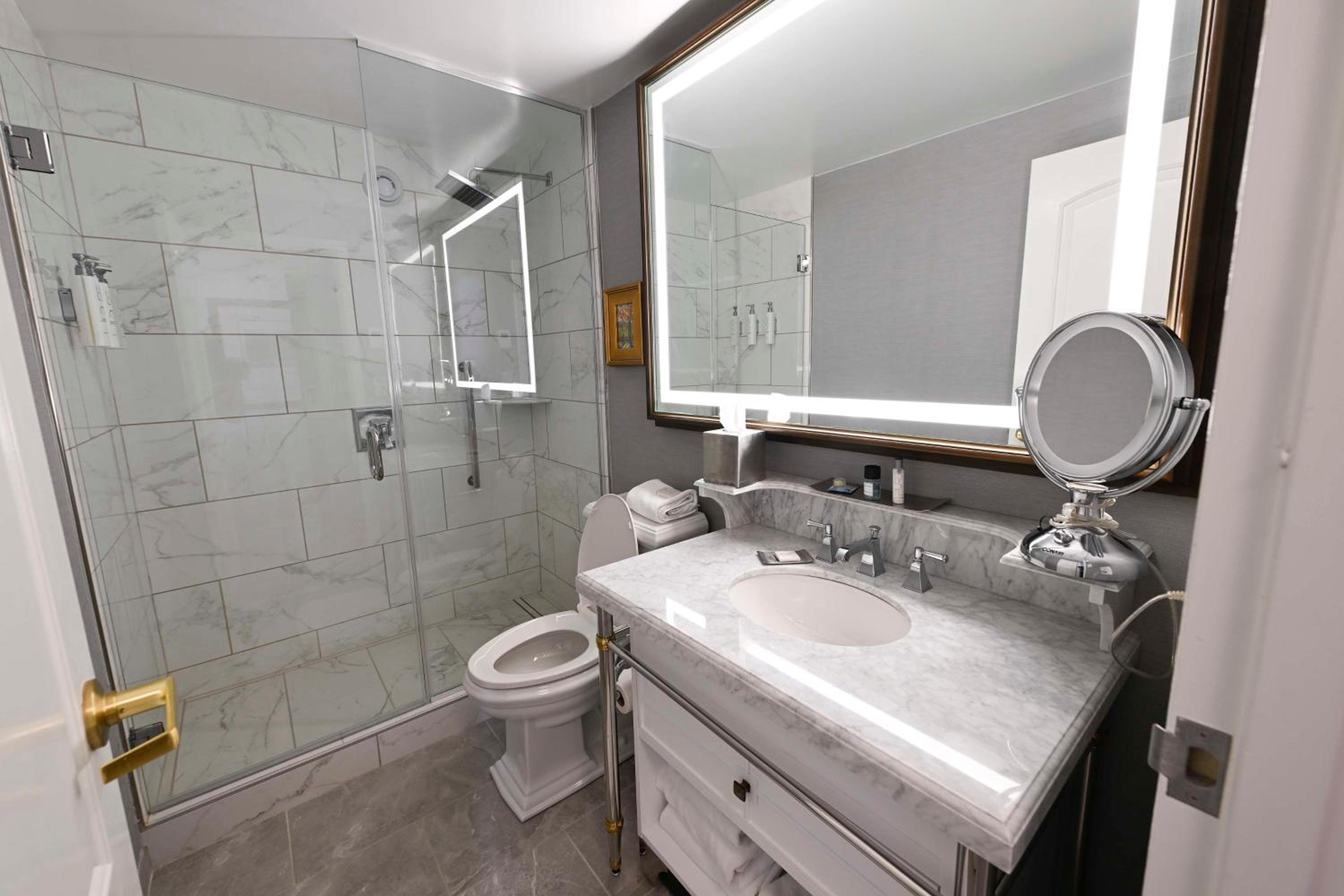 PURE Wellness King Room photo 3