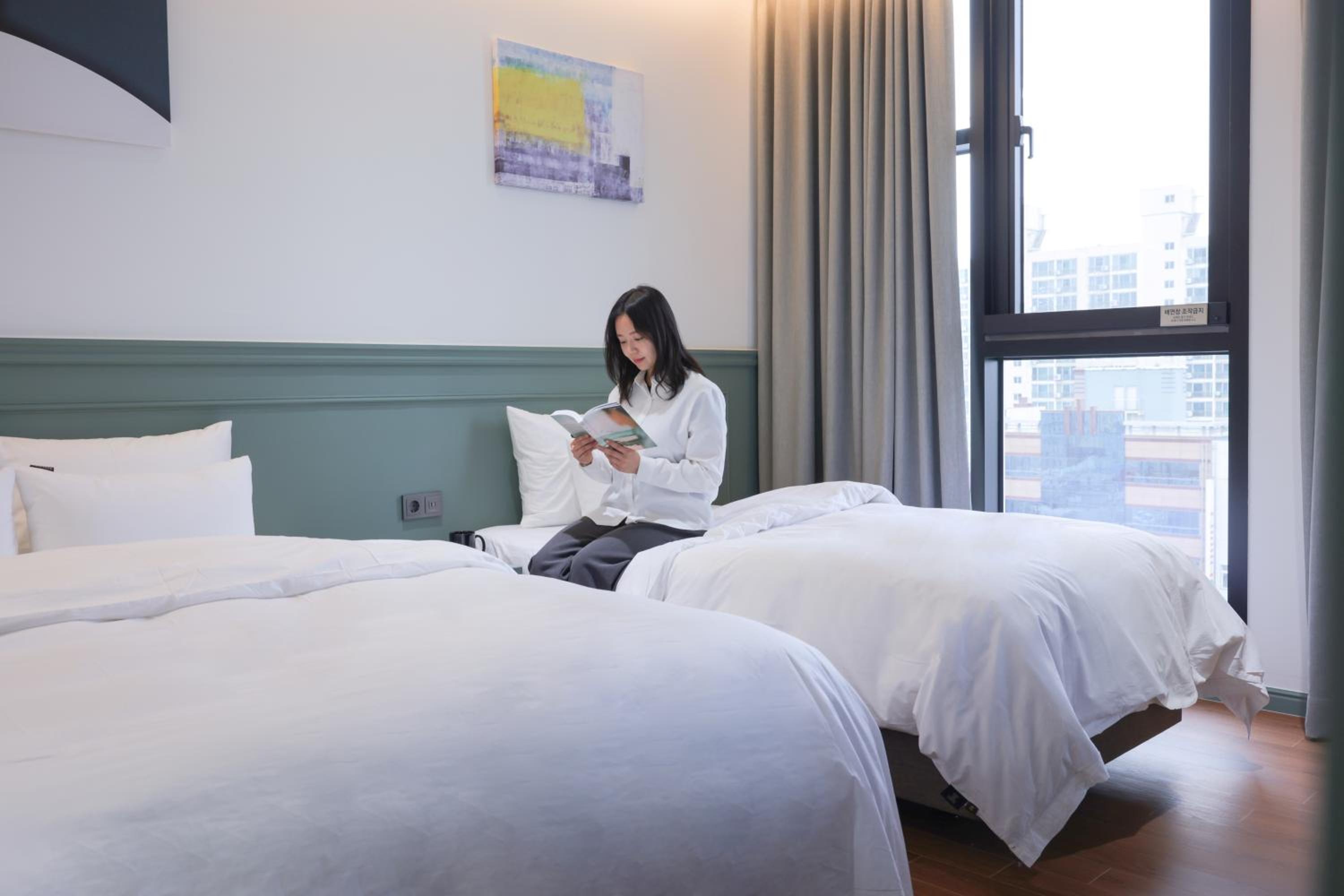 Premier Twin Suite - Photo 11