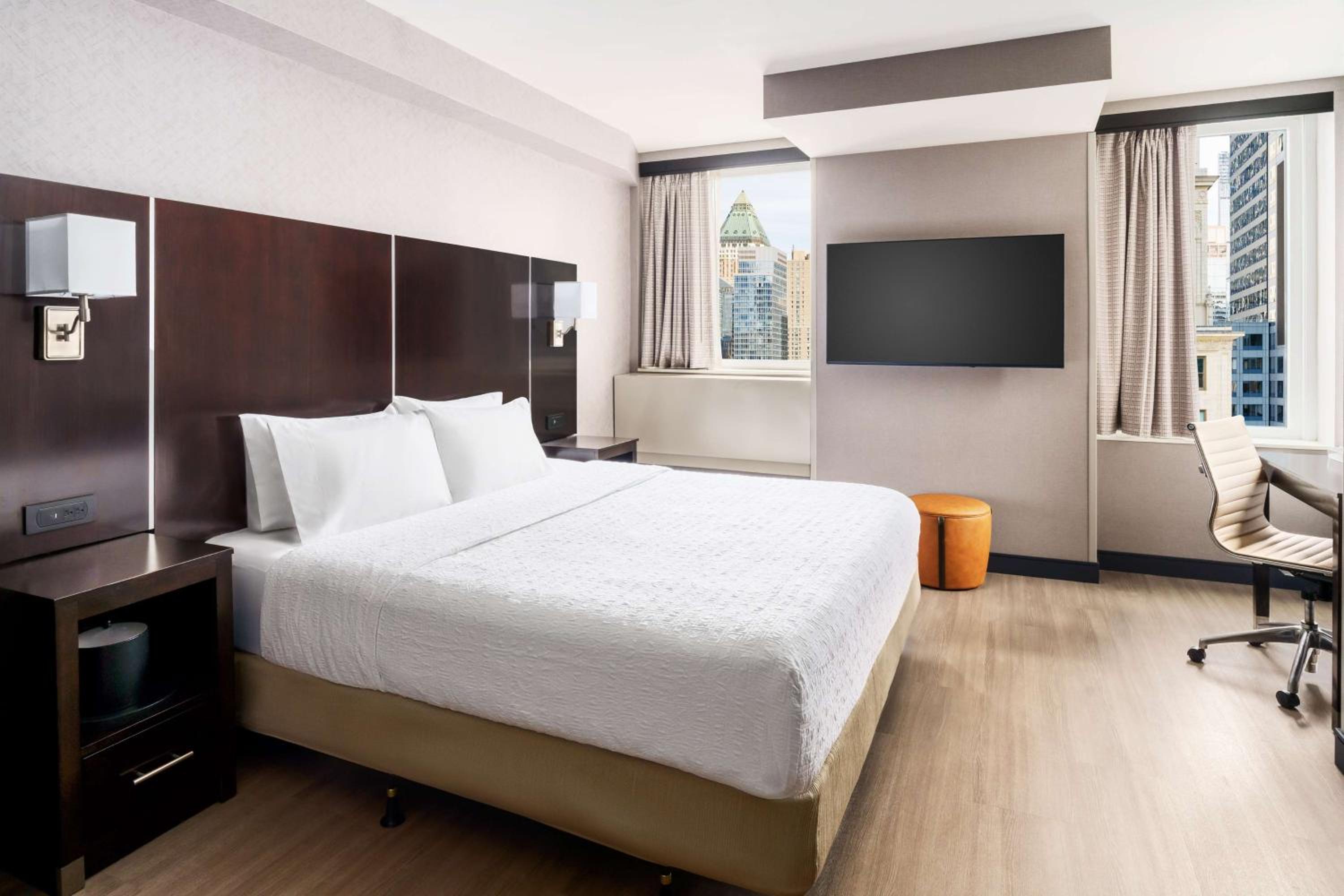 King Room with Accessible Tub - Mobility and Hearing Access/Non-Smoking