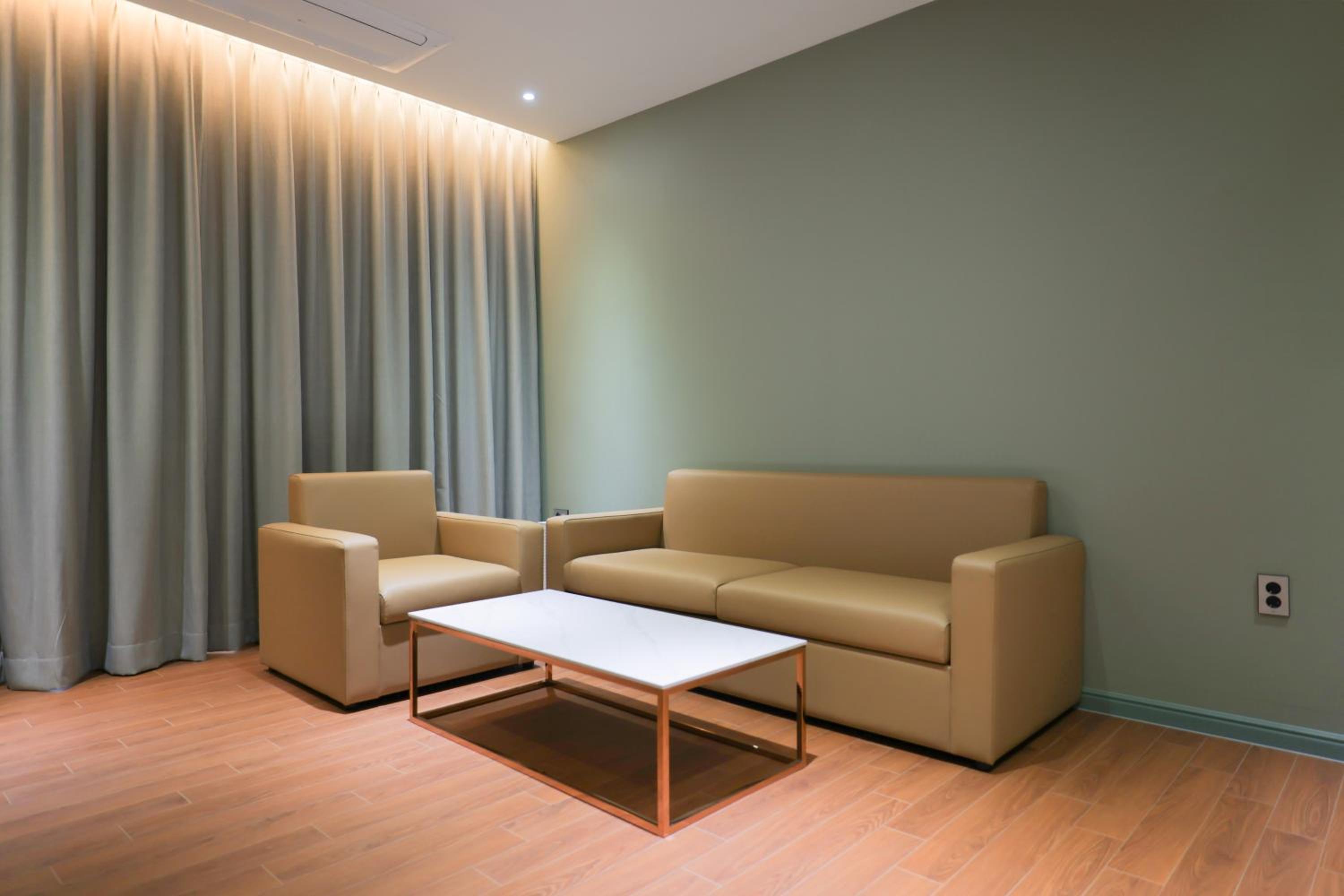 Premier Twin Suite - Photo 20