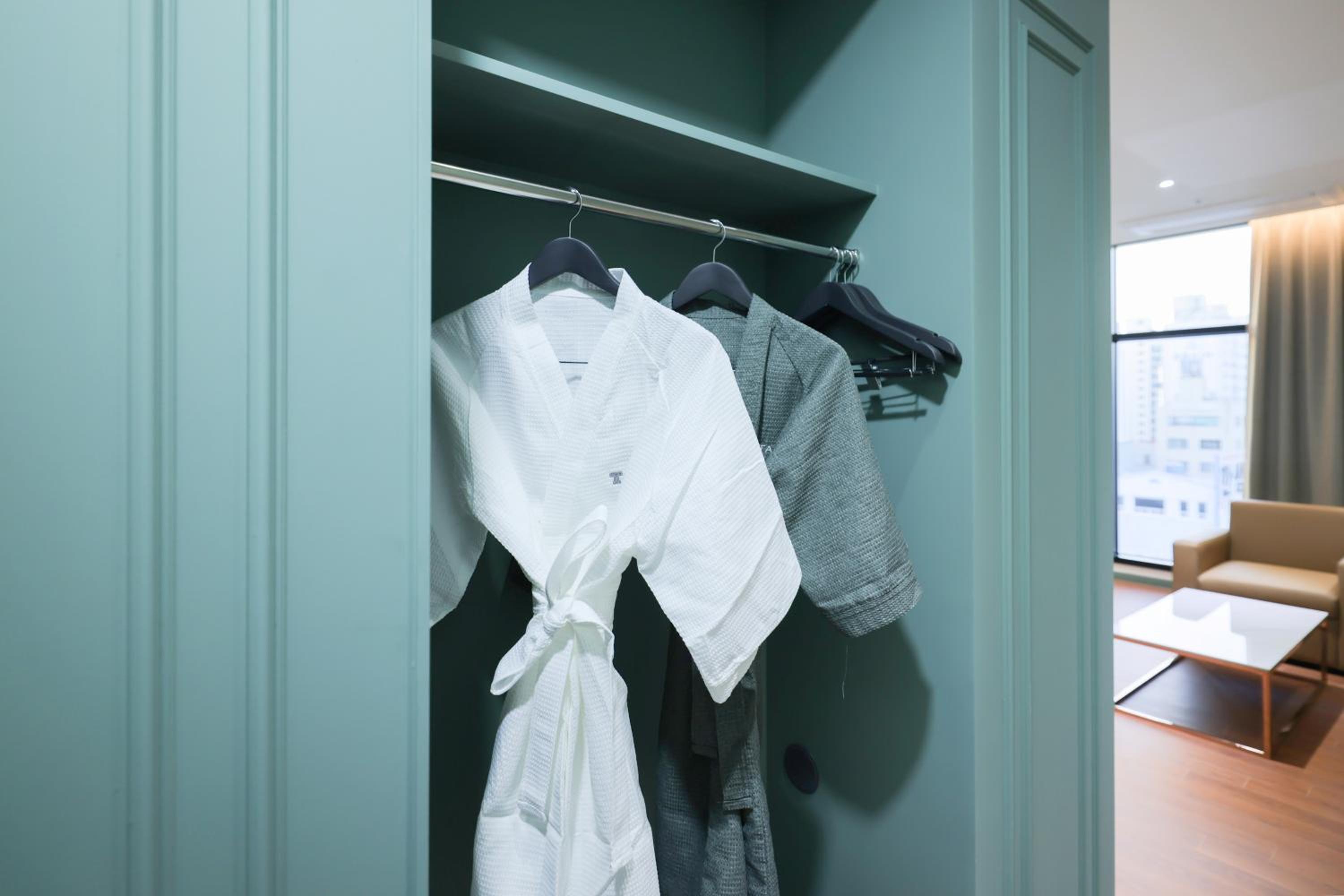 Premier Twin Suite - Photo 22