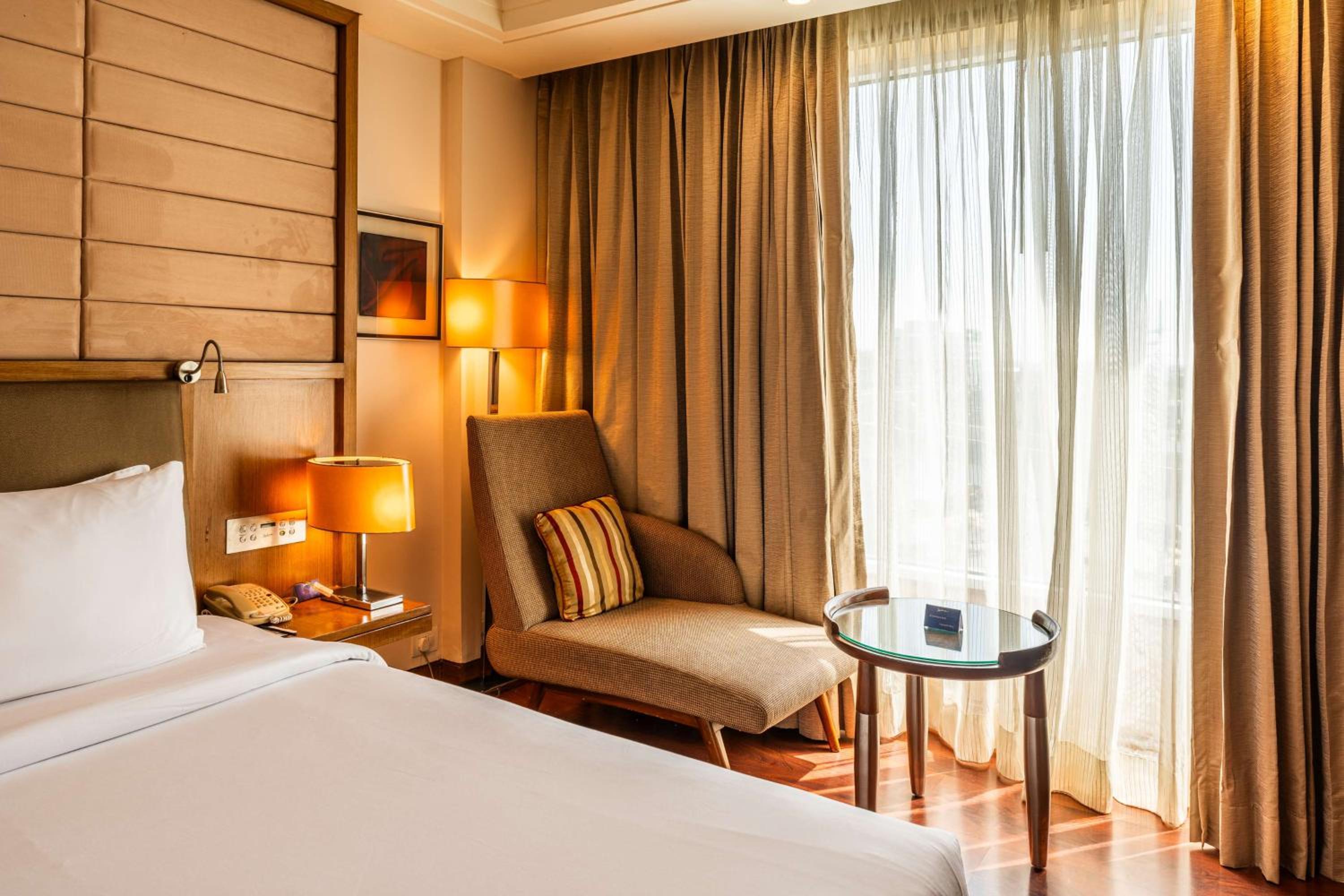 Business Double Room - 15% Discount on Food & Soft Beverage,  Hotel Credit of INR 1000 on Food and Soft Beverages in Restaurants only, , -Buy 1 get 1 free on IMFL drinks from 18:00 to 20:00 Hrs in Ethyl Bar. - Photo 2