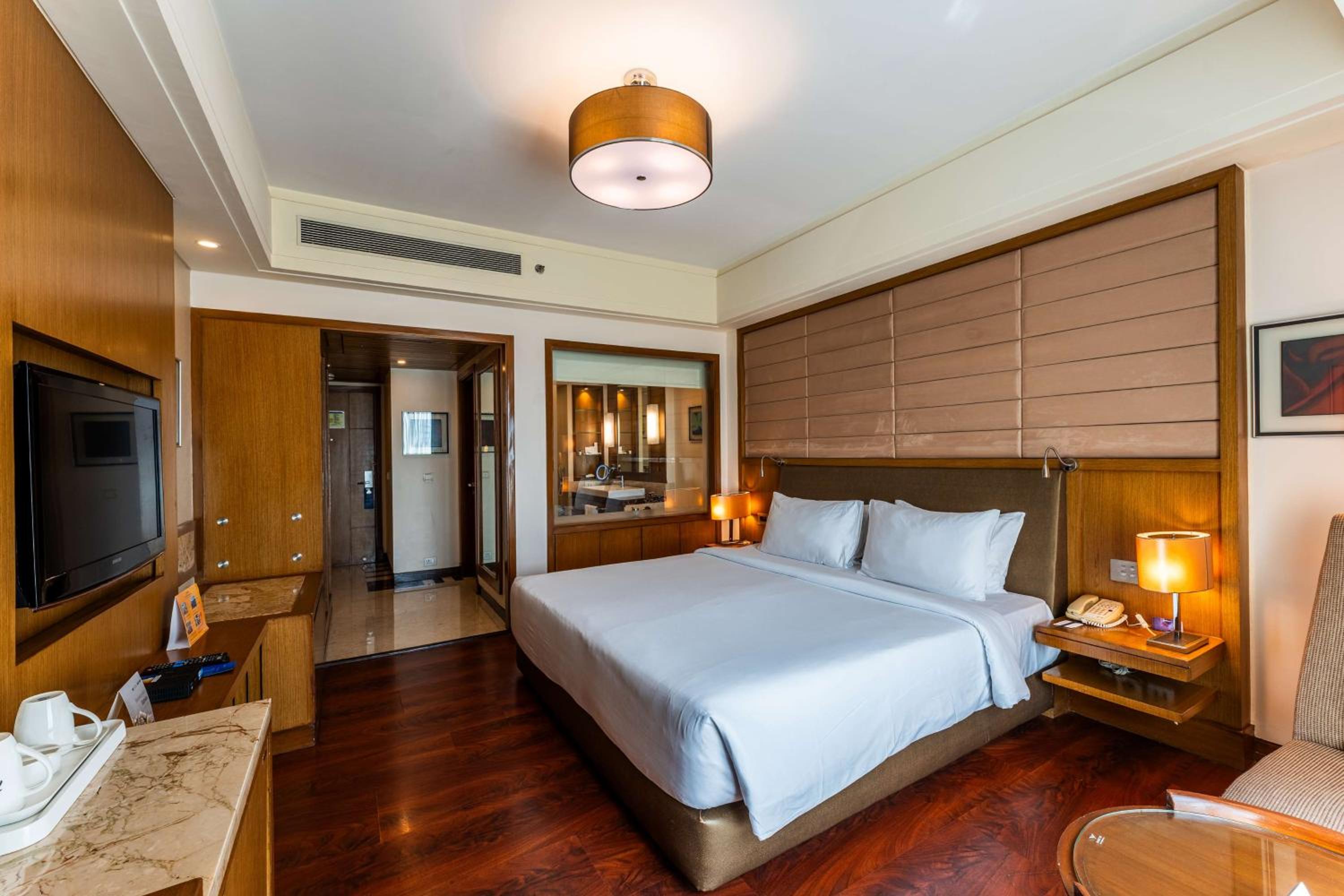 Business Double Room - 15% Discount on Food & Soft Beverage,  Hotel Credit of INR 1000 on Food and Soft Beverages in Restaurants only, , -Buy 1 get 1 free on IMFL drinks from 18:00 to 20:00 Hrs in Ethyl Bar. - Photo 1
