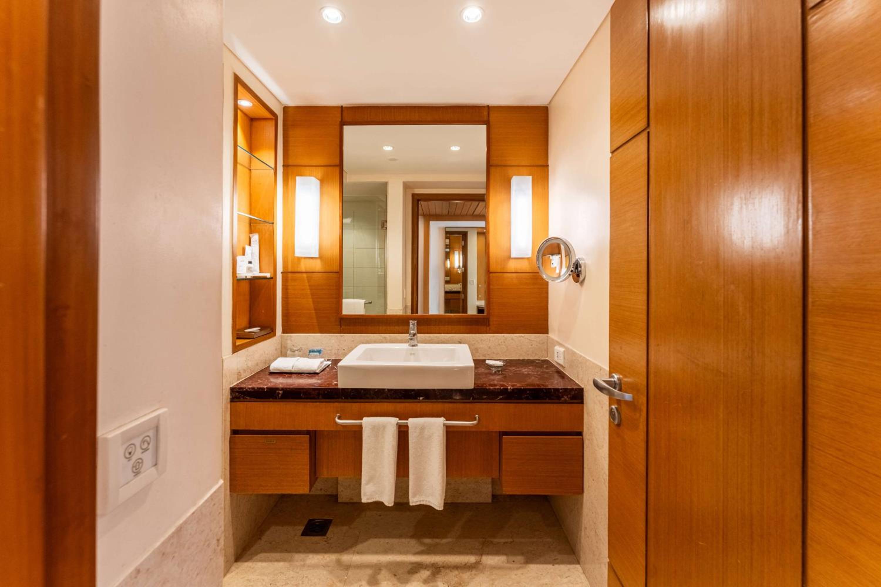 Deluxe Double or Twin Room -  - 10% Discount of Food & Soft Beverages, Hotel Credit of INR 1000 on Food and Soft Beverages in Restaurants only - Photo 4