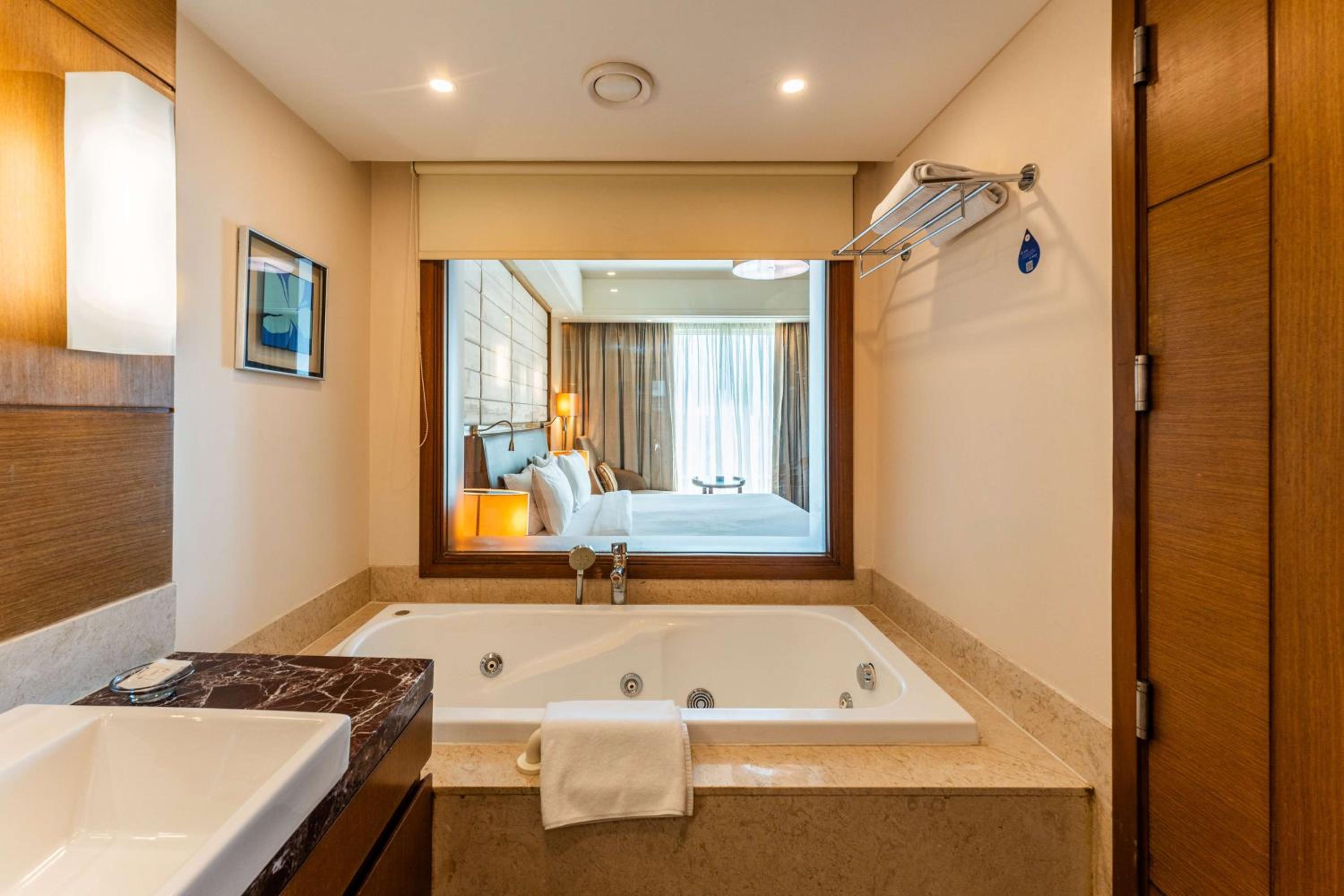 Business Double Room - 15% Discount on Food & Soft Beverage,  Hotel Credit of INR 1000 on Food and Soft Beverages in Restaurants only, , -Buy 1 get 1 free on IMFL drinks from 18:00 to 20:00 Hrs in Ethyl Bar. - Photo 3